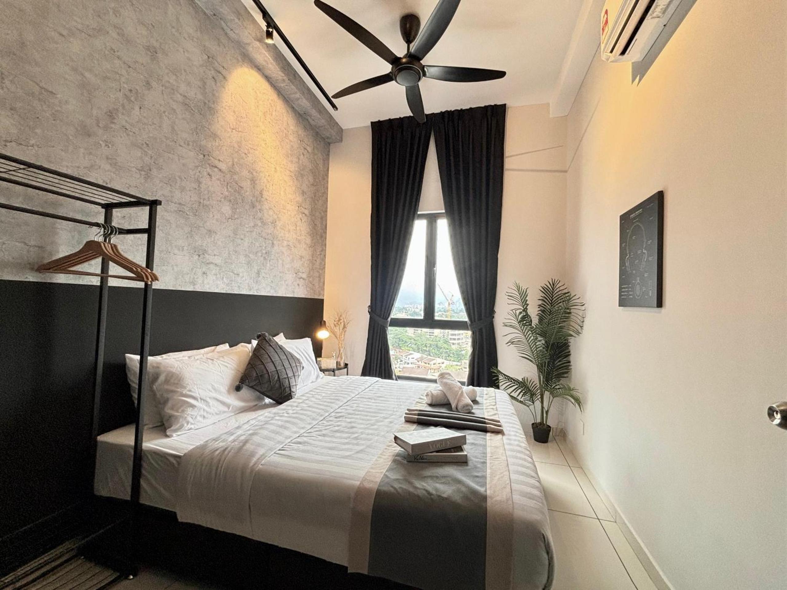Three-Bedroom Apartment with Balcony - Photo 4