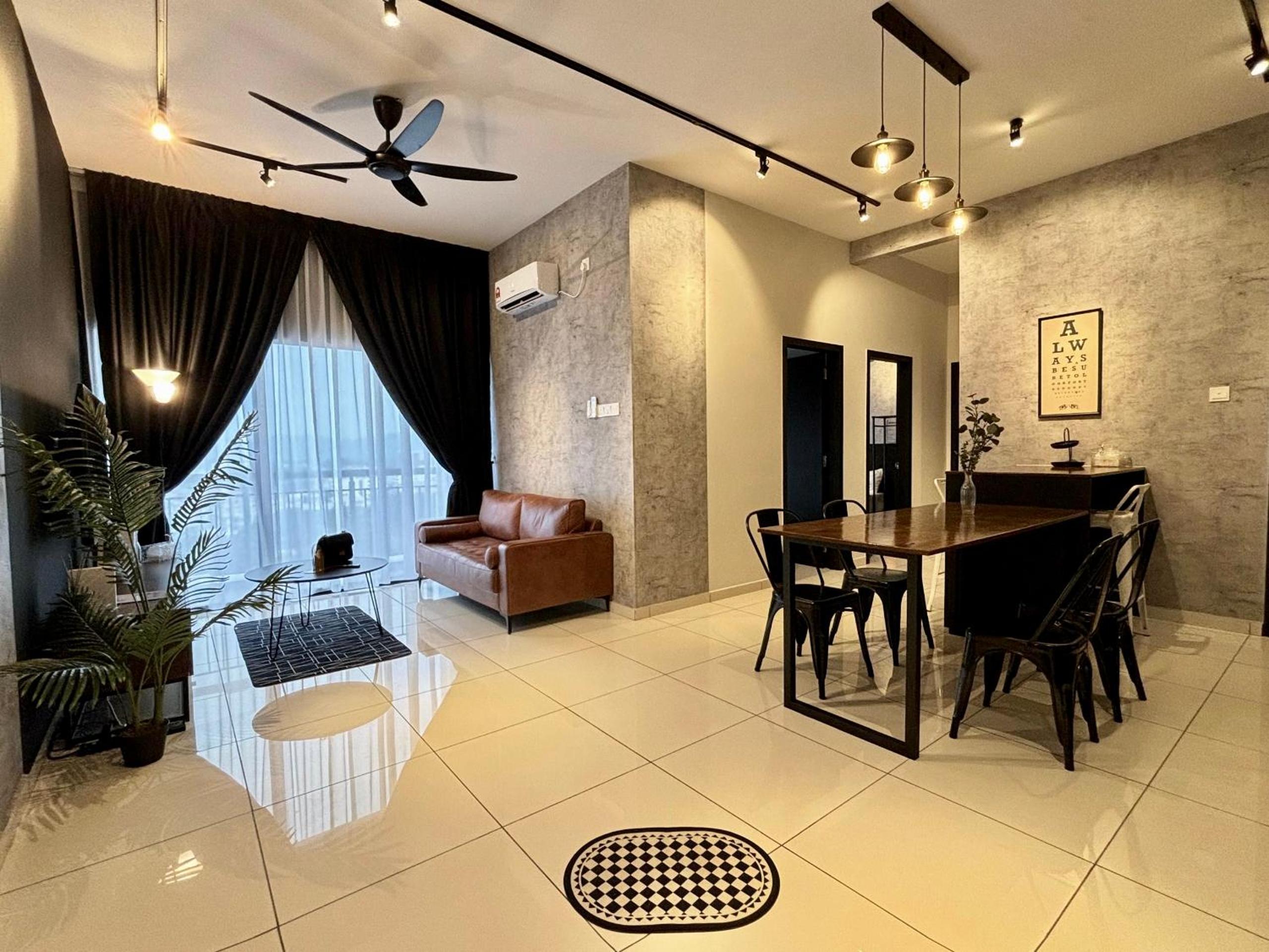 Three-Bedroom Apartment with Balcony - Photo 3