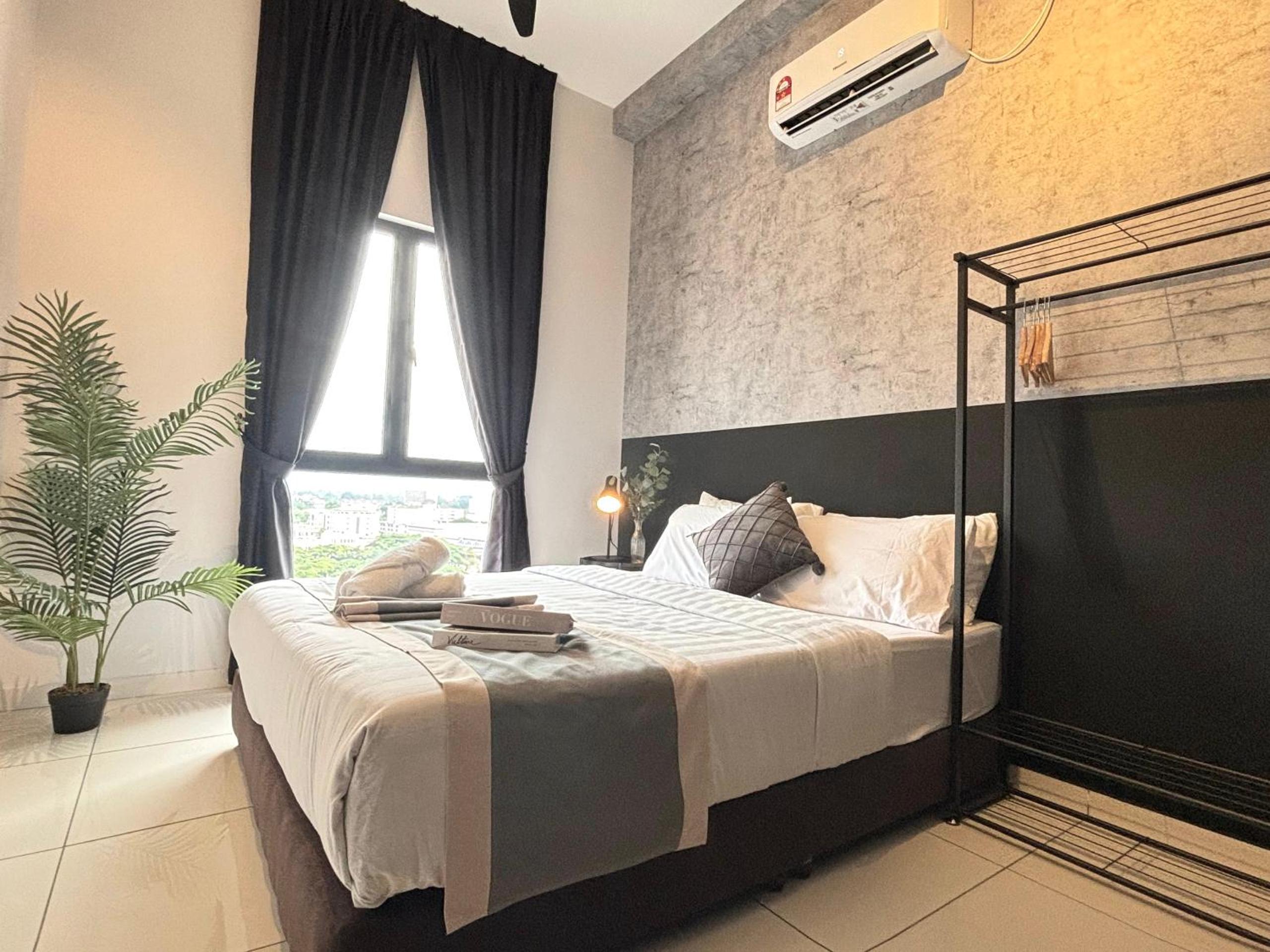 Three-Bedroom Apartment with Balcony - Photo 5