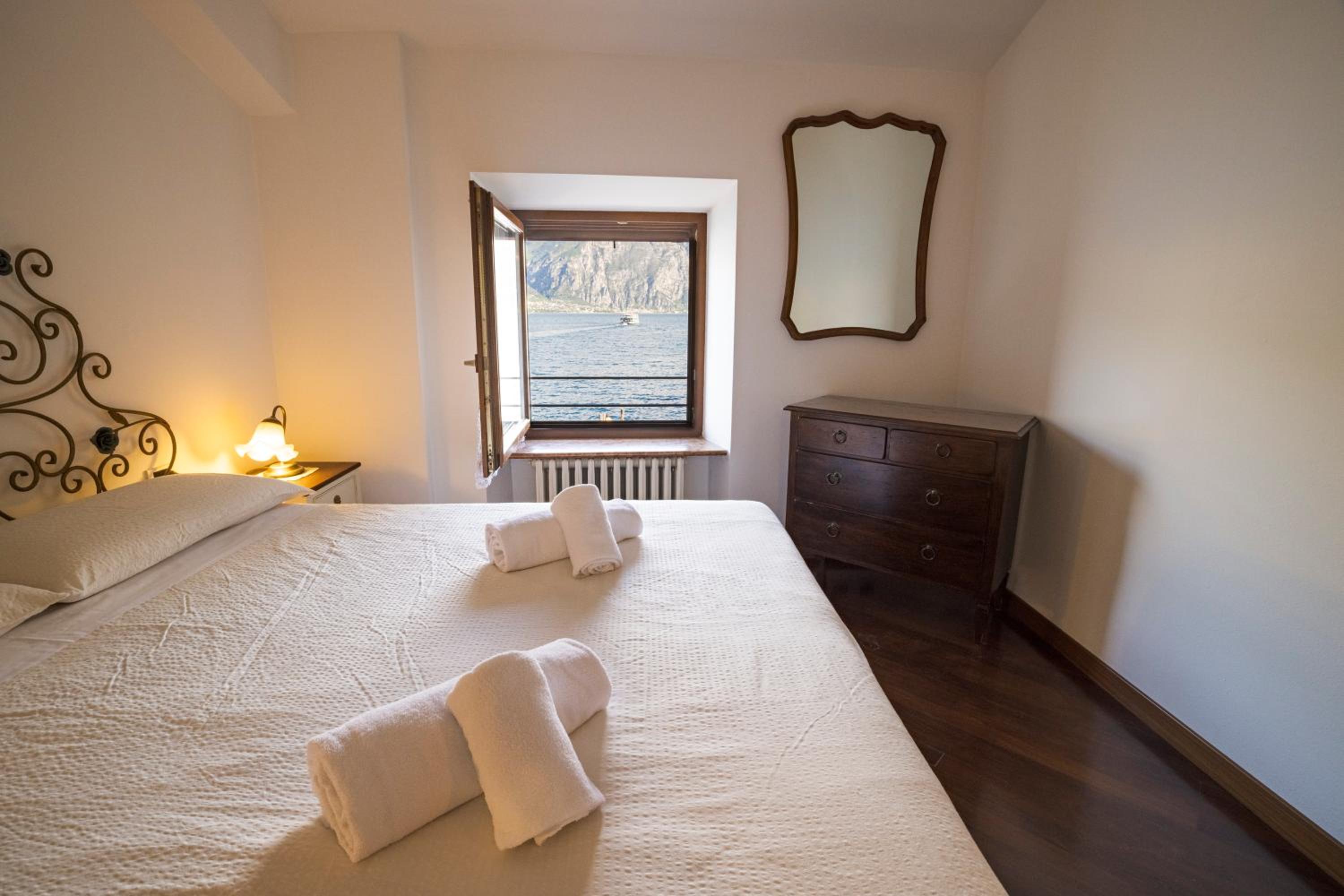 Two-Bedroom Apartment With Lake View photo 1