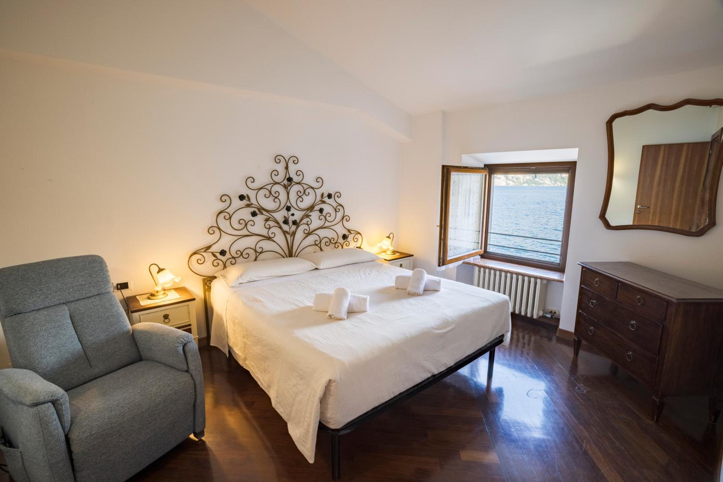 Two-Bedroom Apartment With Lake View photo 3