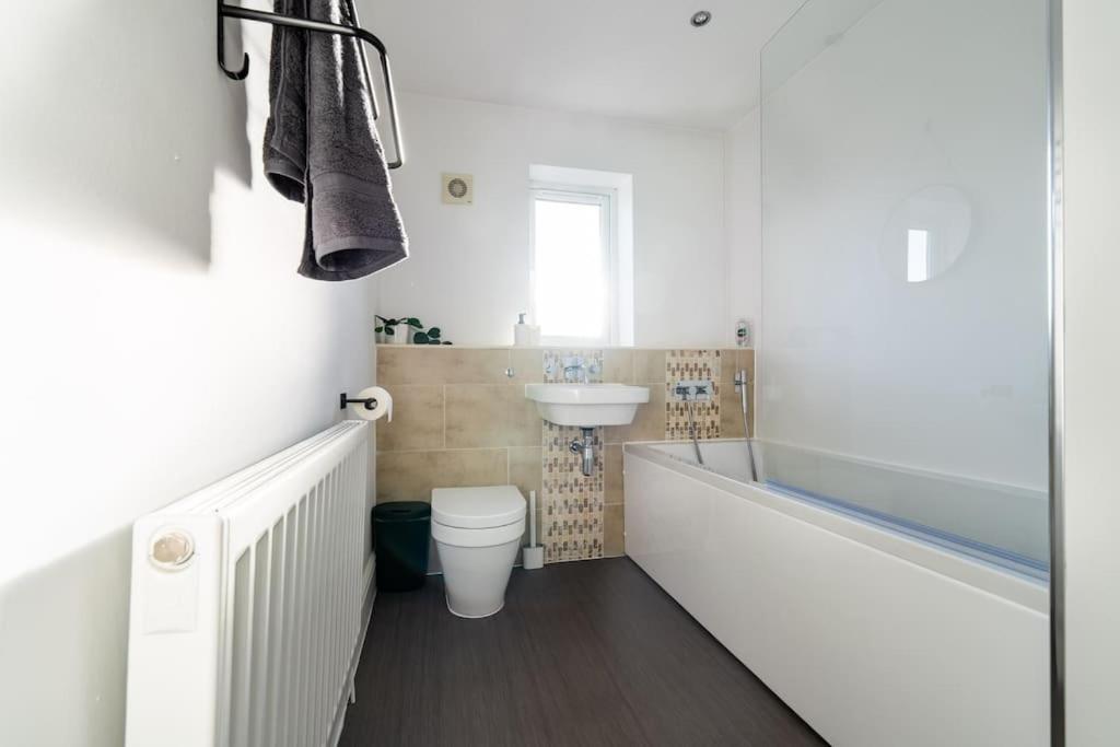 Three-Bedroom House photo 3