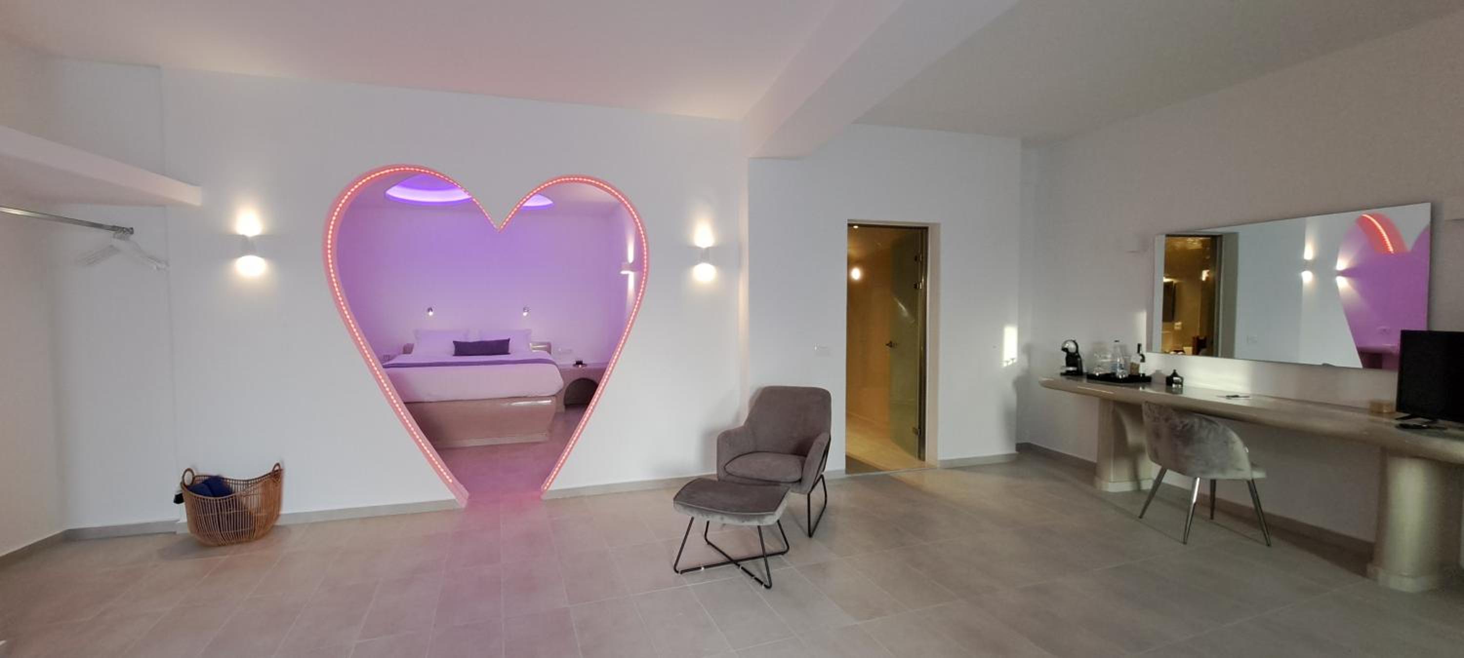 Heart Plunge Pool Suite - Photo 4