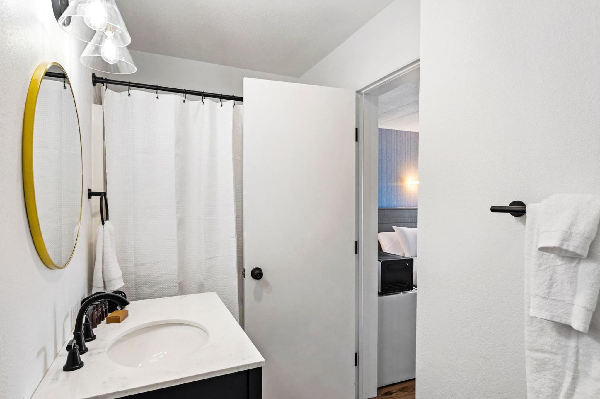 King Room with Lake View - Photo 8