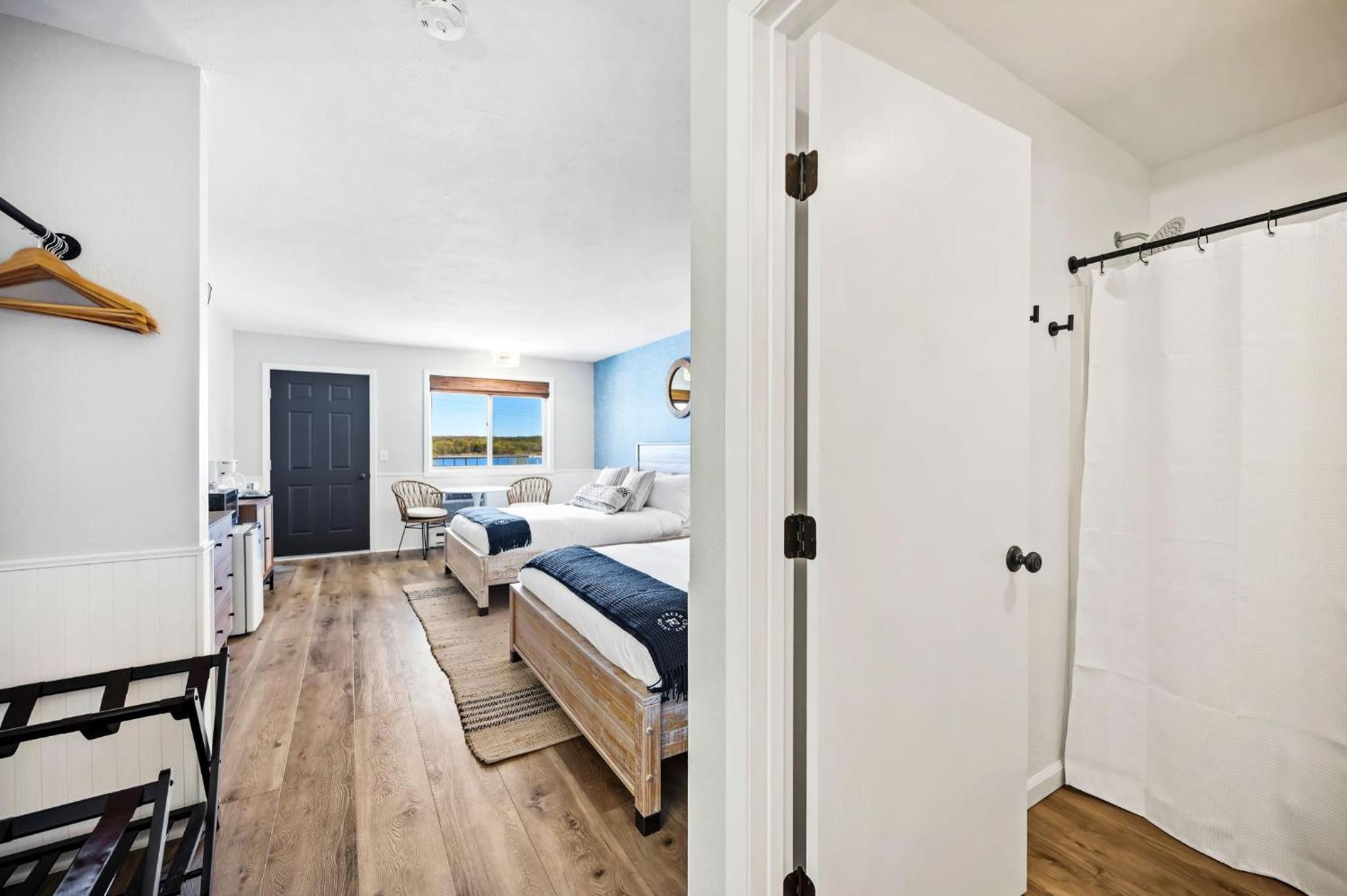 Double Room with Lake View - Photo 9