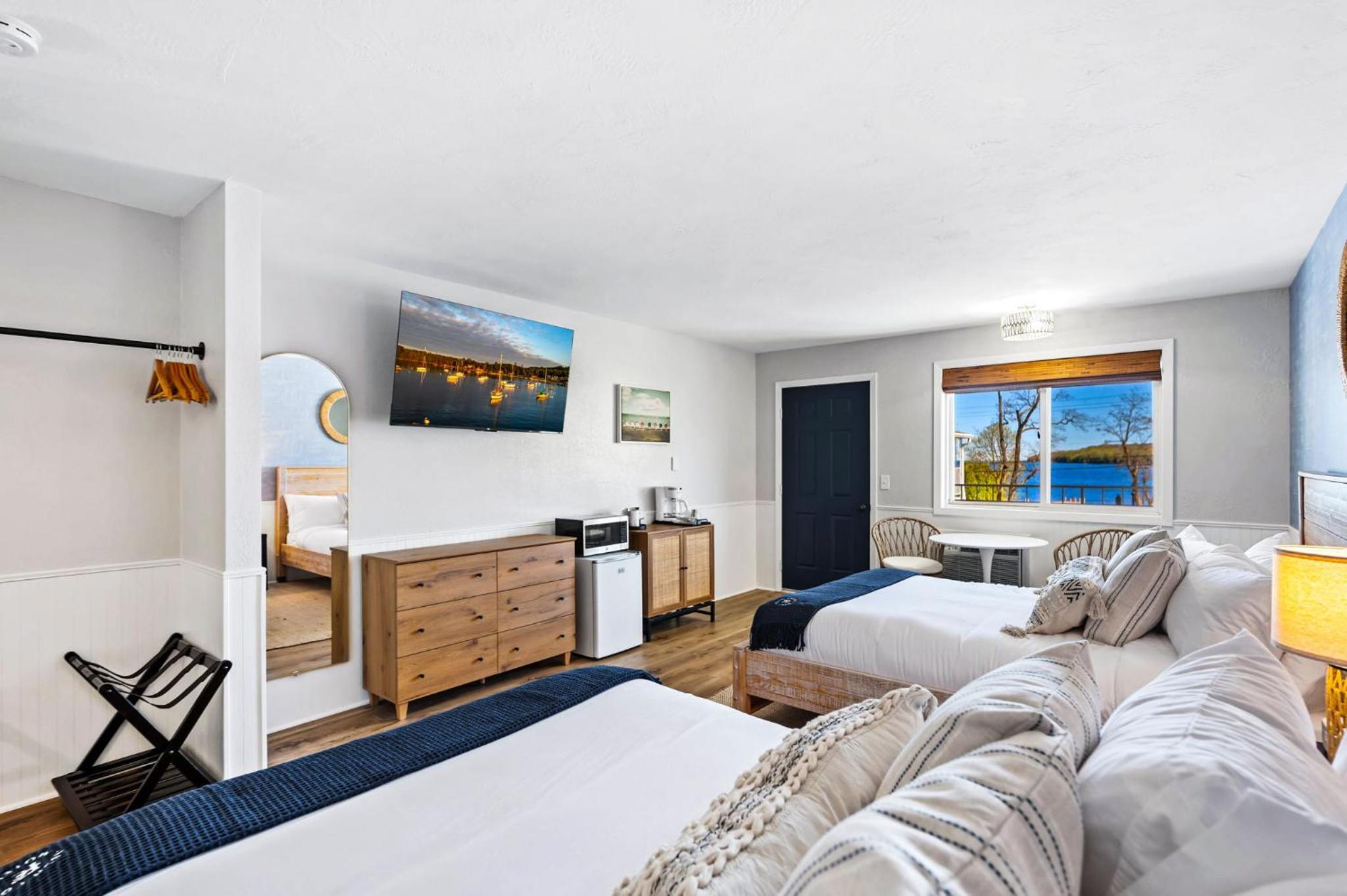 Double Room with Lake View - Photo 8