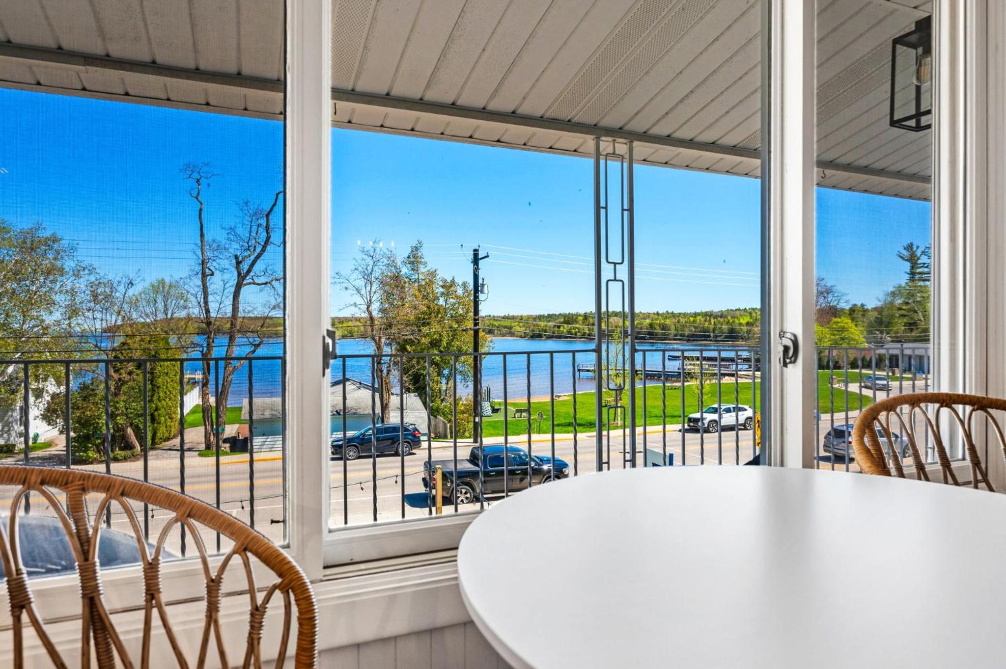 King Room with Lake View - Photo 10