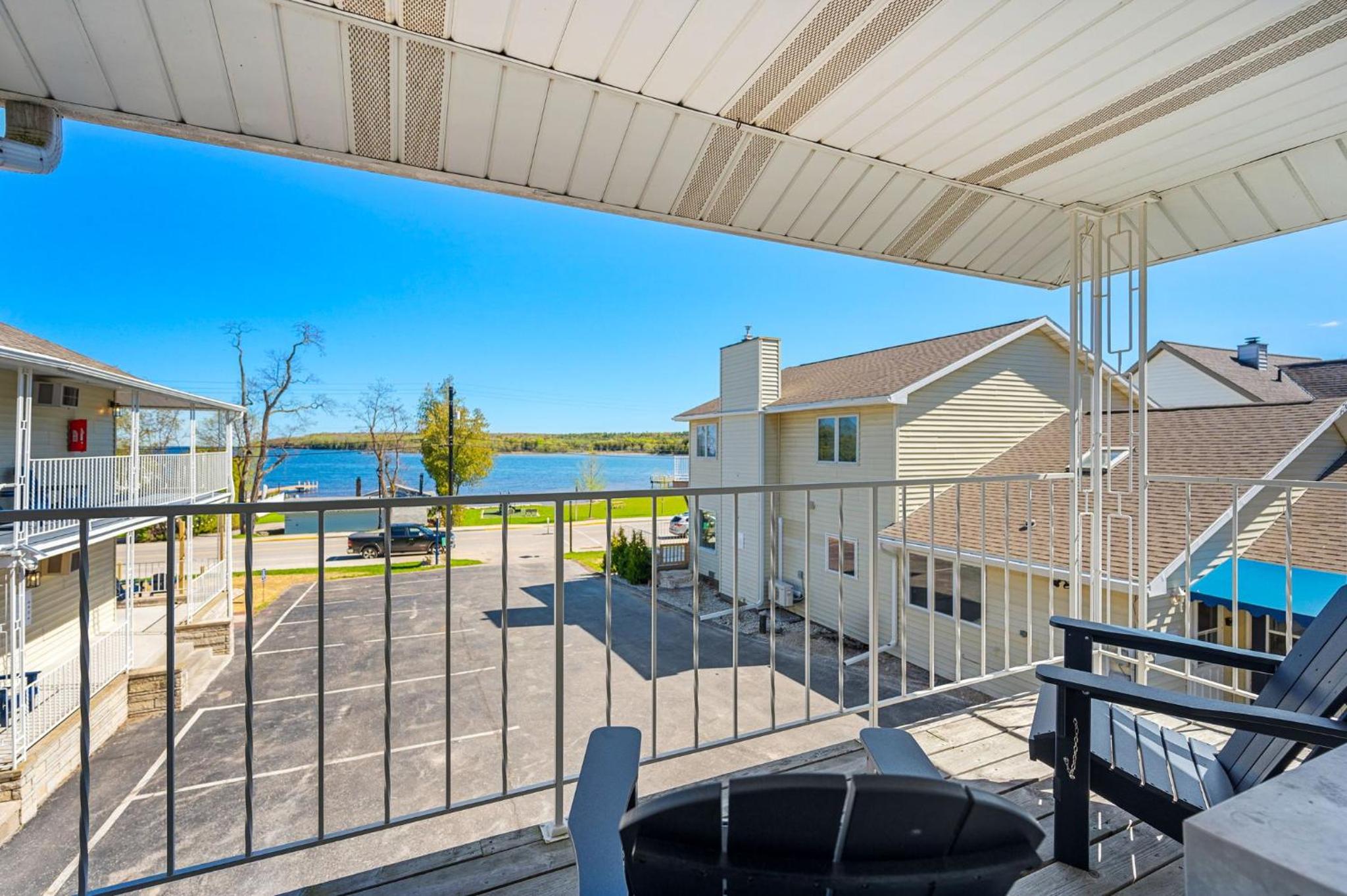Double Room with Lake View - Photo 4