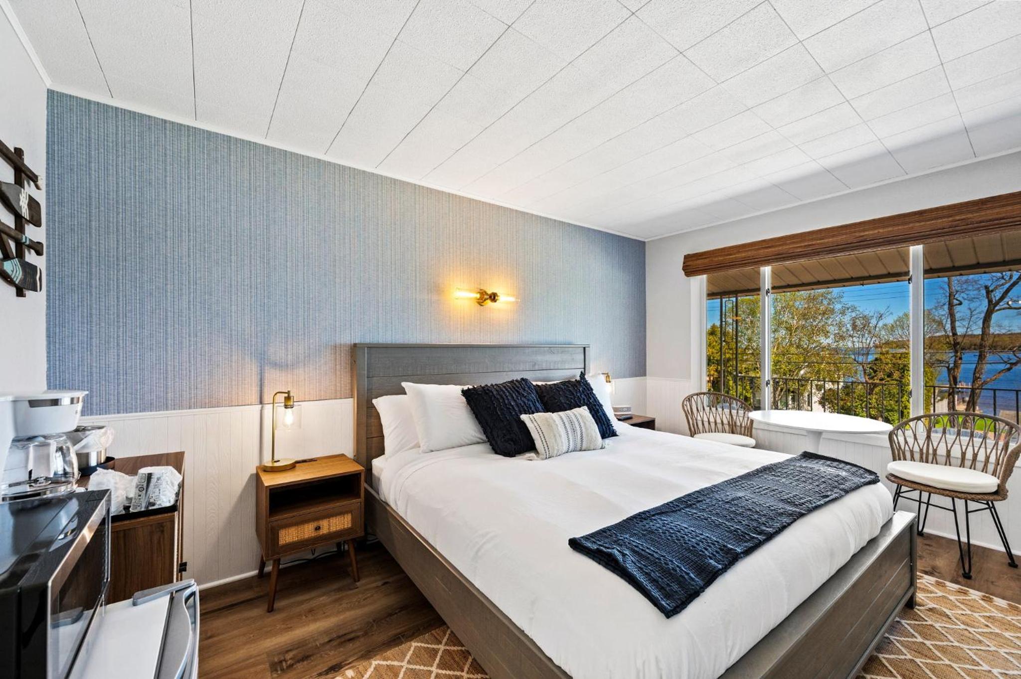 King Room with Lake View - Photo 5