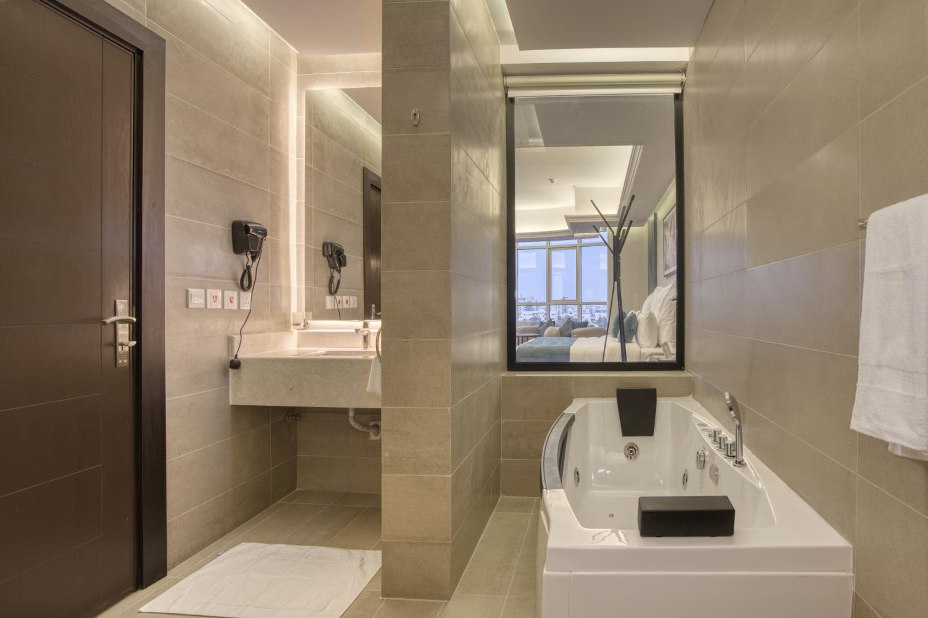 Executive Suite - Photo 8