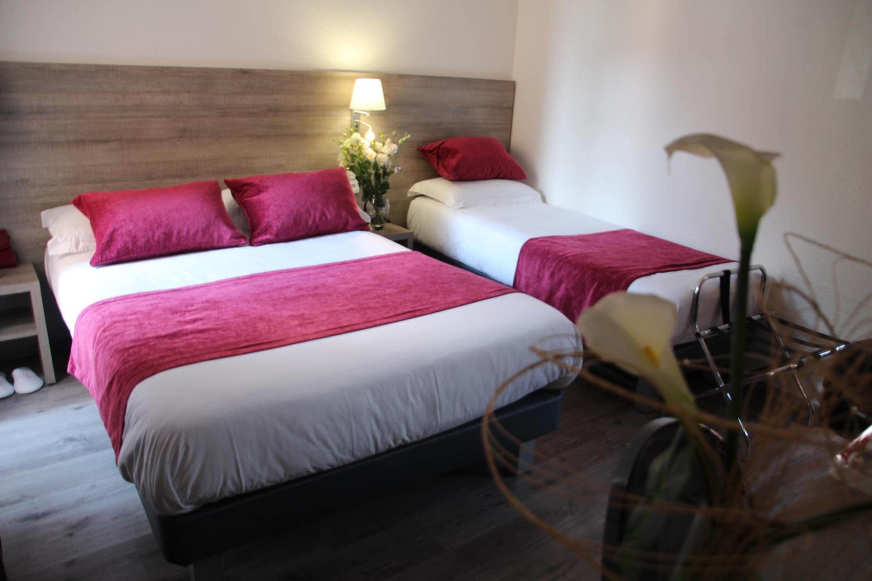 Triple Room (1 Double Bed + 1 Single Bed) photo 1