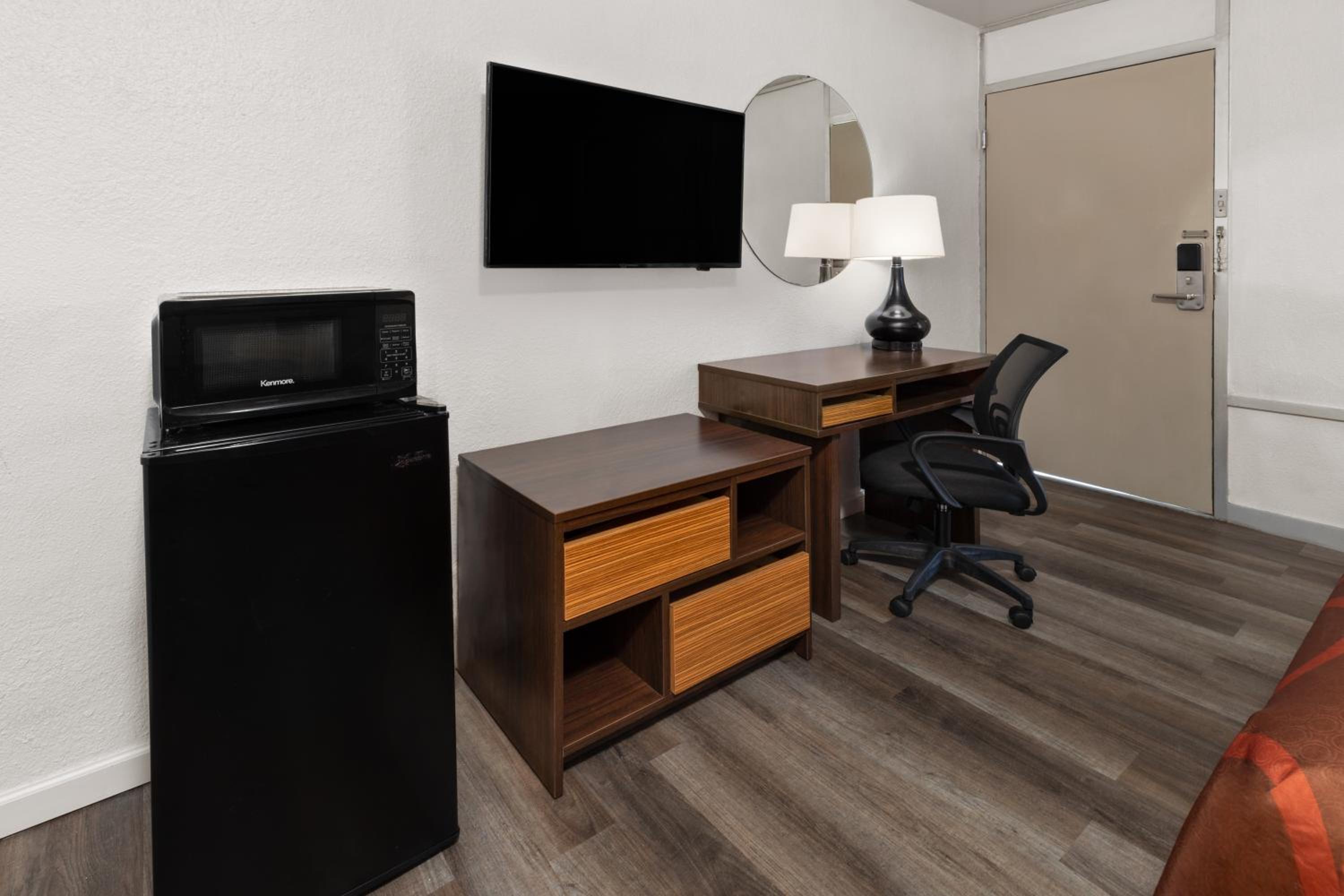 King Room - Non-Smoking - Photo 2