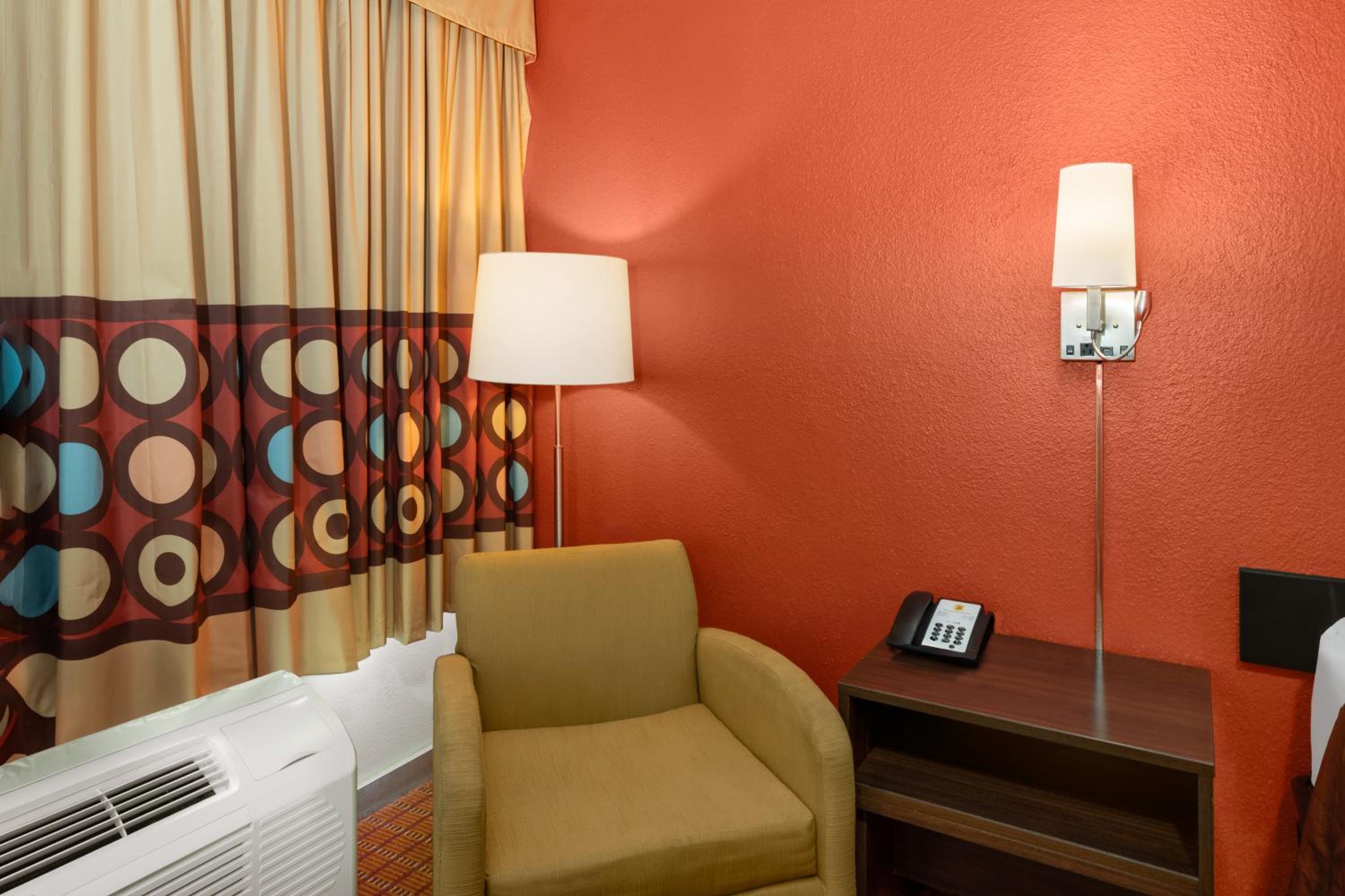 King Room - Non-Smoking - Photo 3