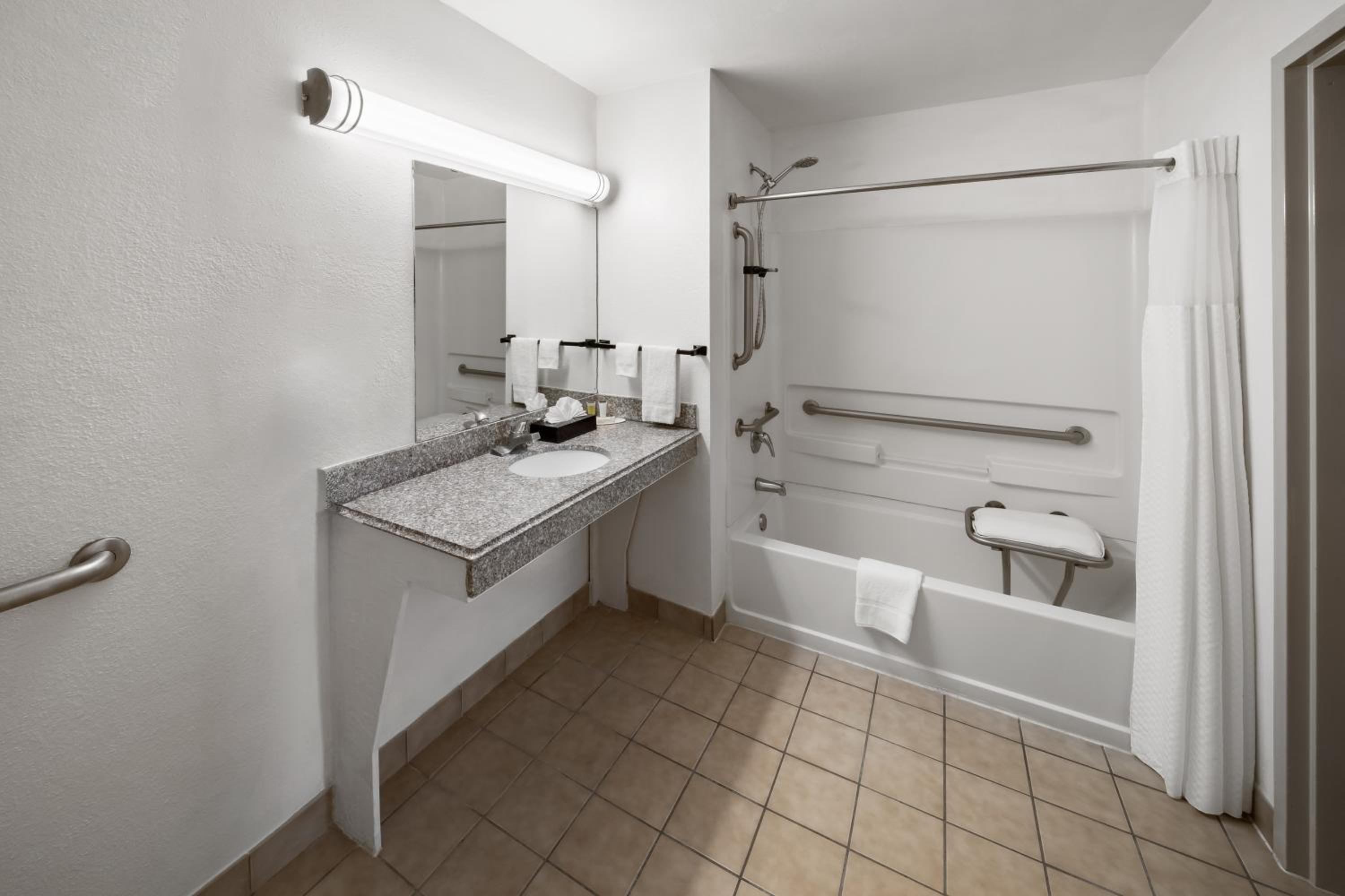 Queen Room - Mobility Access/Non-Smoking - Photo 2