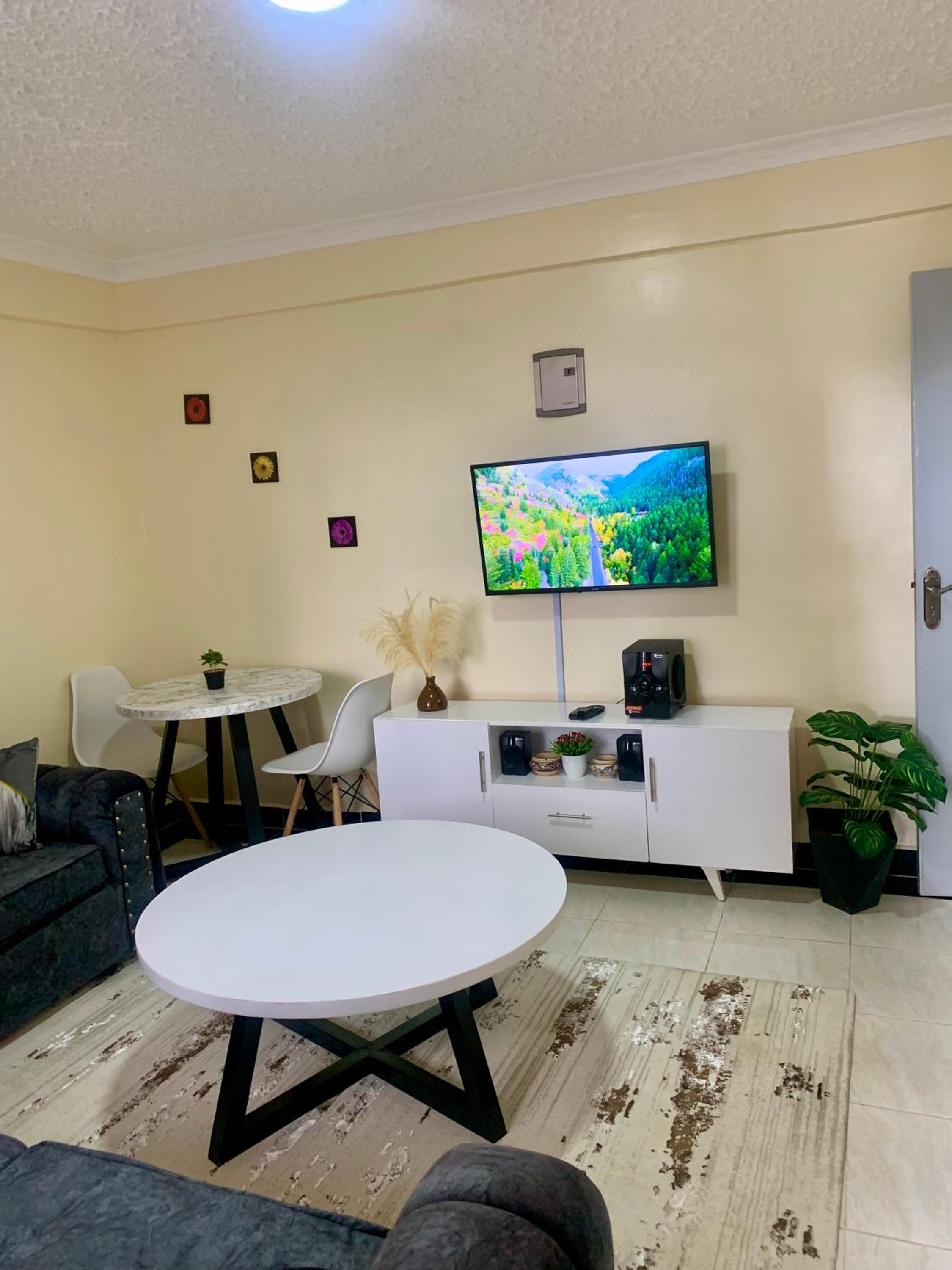 One-Bedroom Apartment photo 1
