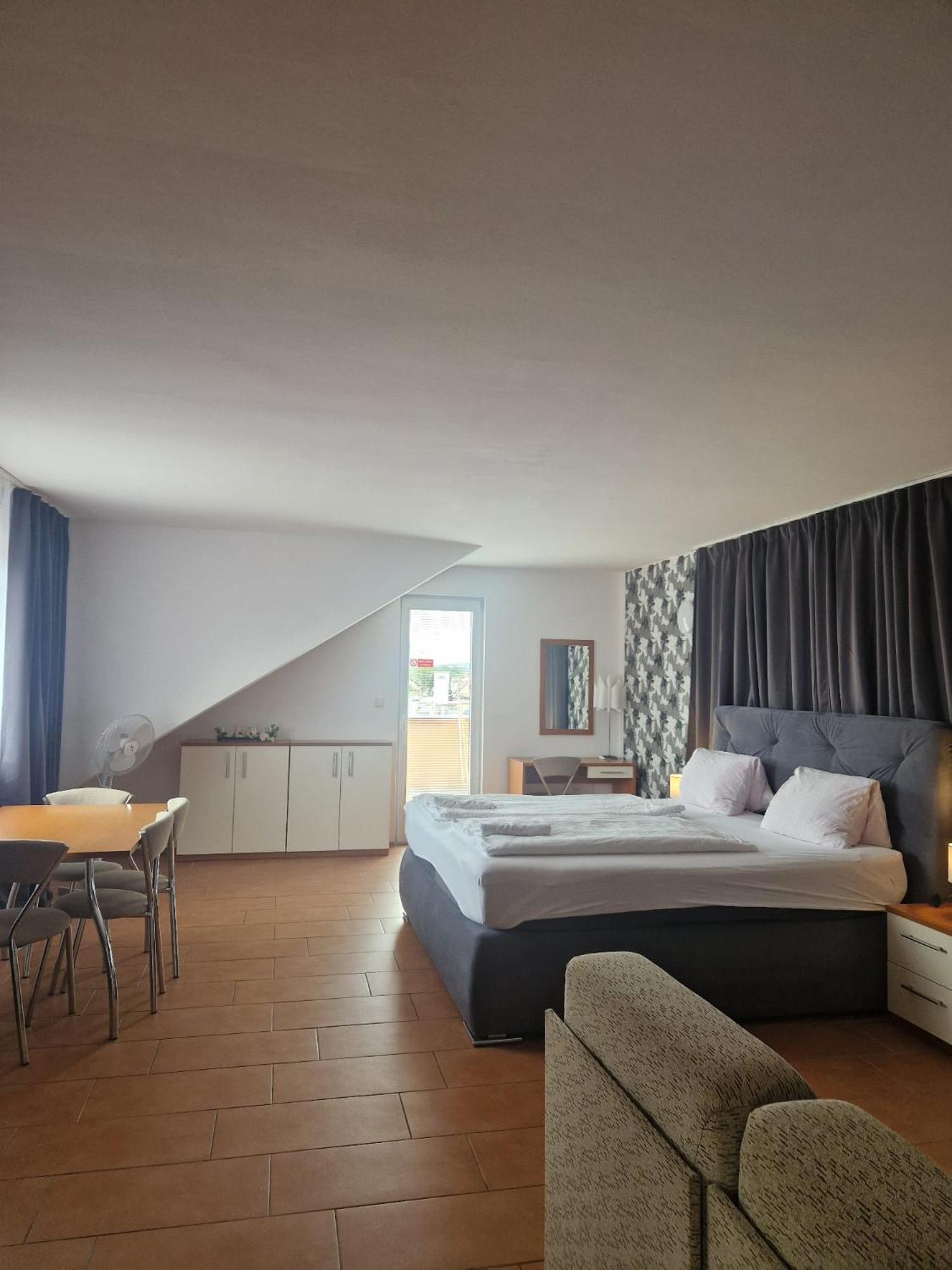 King Suite with Pool View photo 1