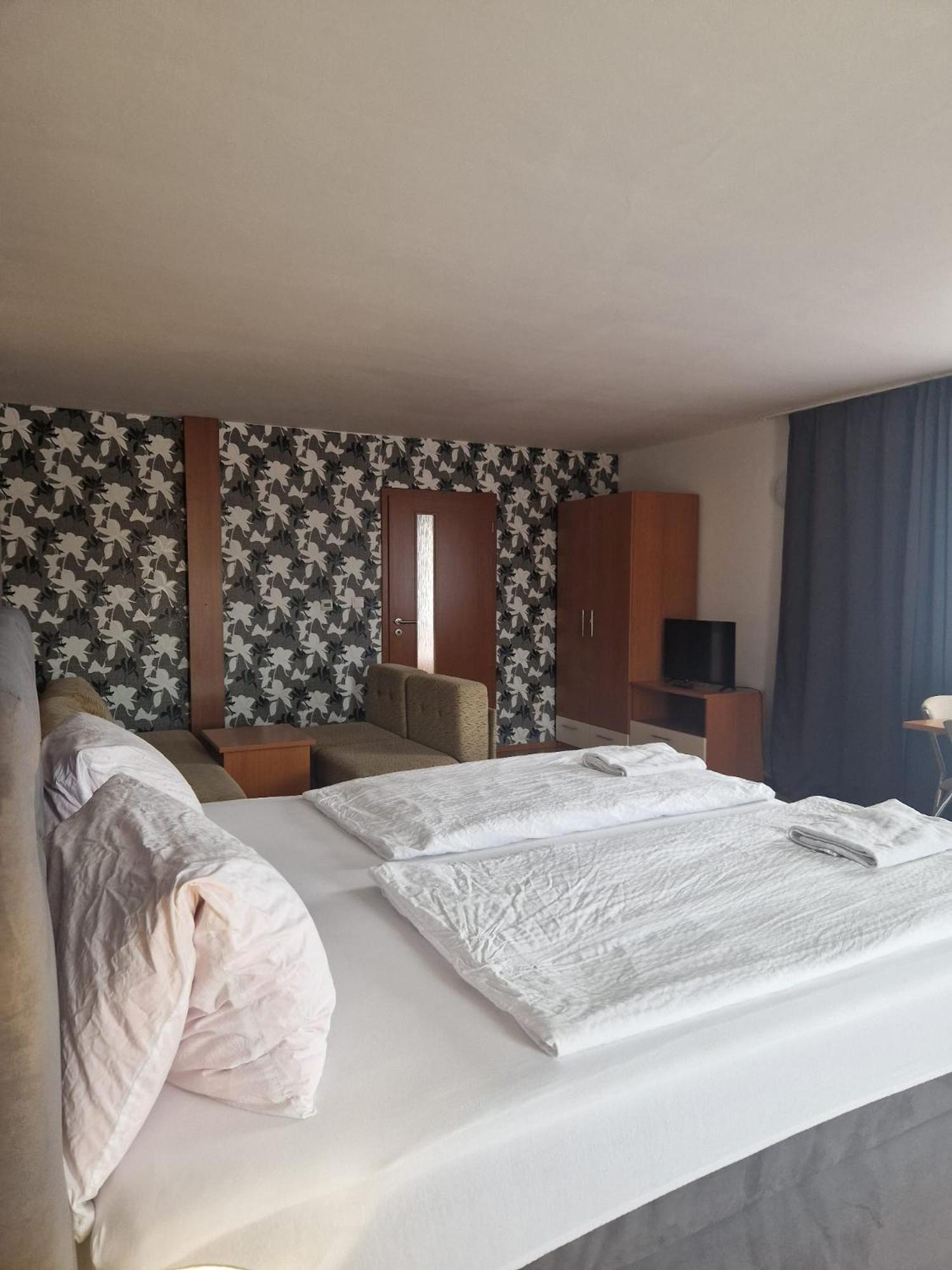 King Suite with Pool View photo 2