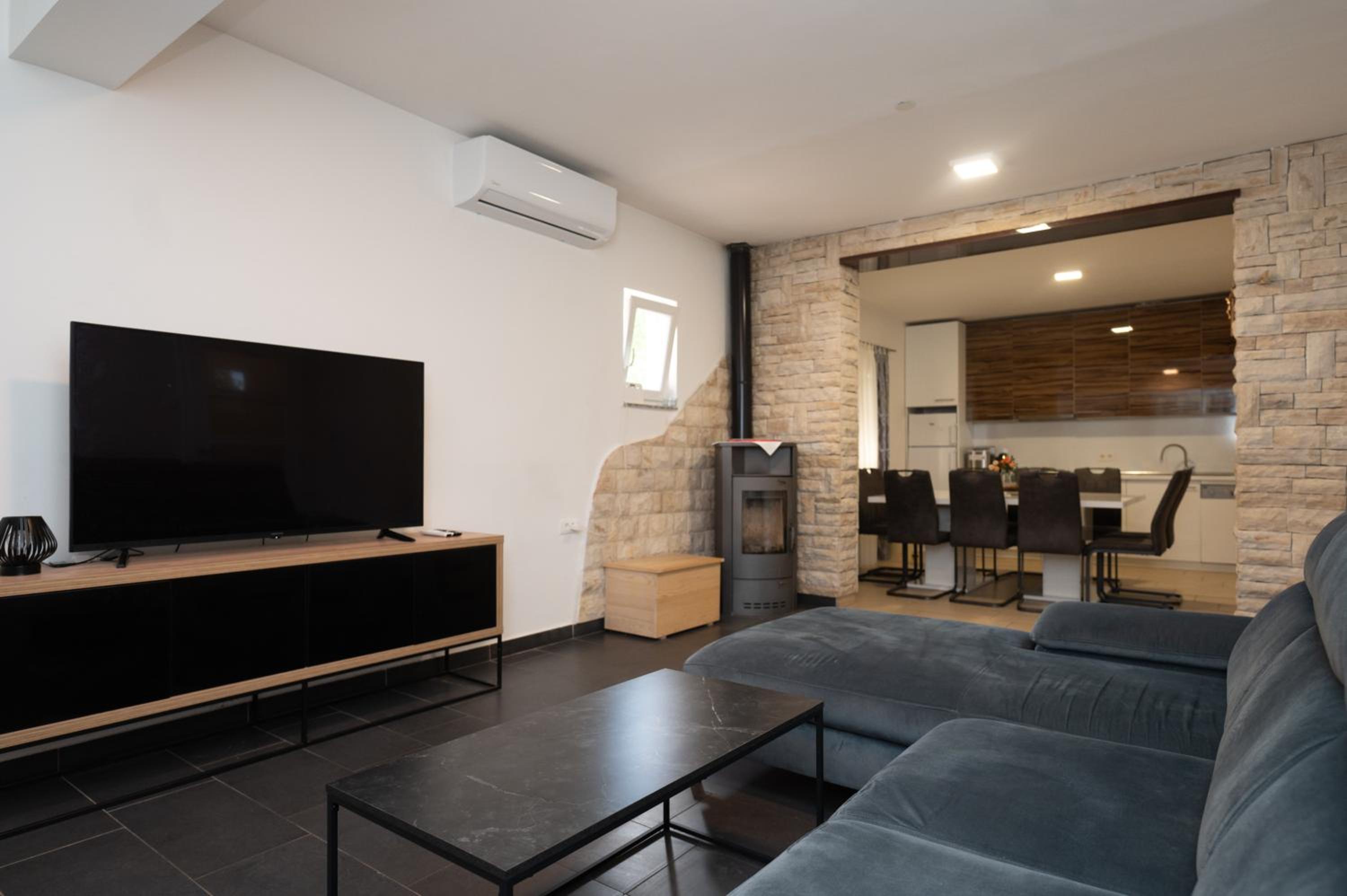Five-Bedroom House photo 1
