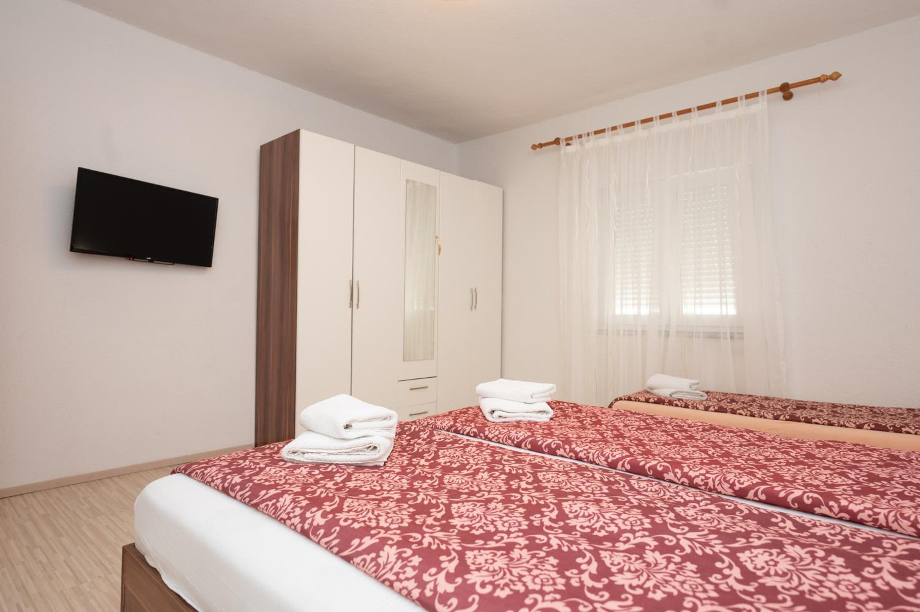 Five-Bedroom House photo 2
