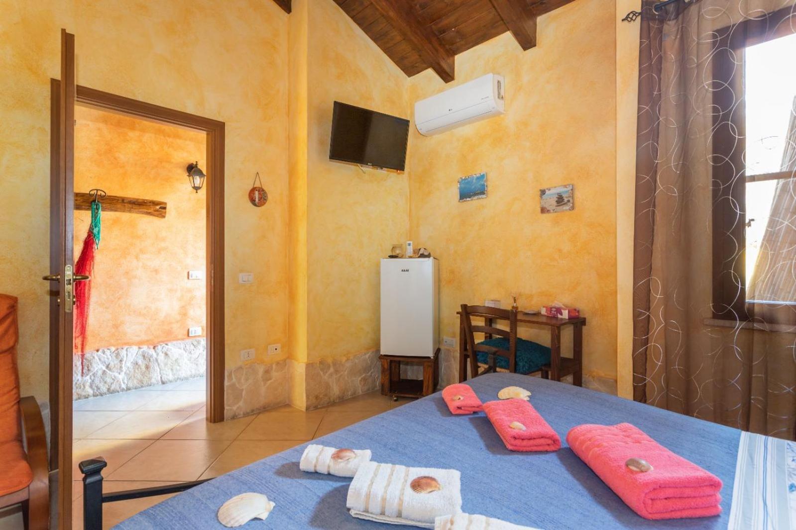 Double Room with Private Bathroom - Photo 9