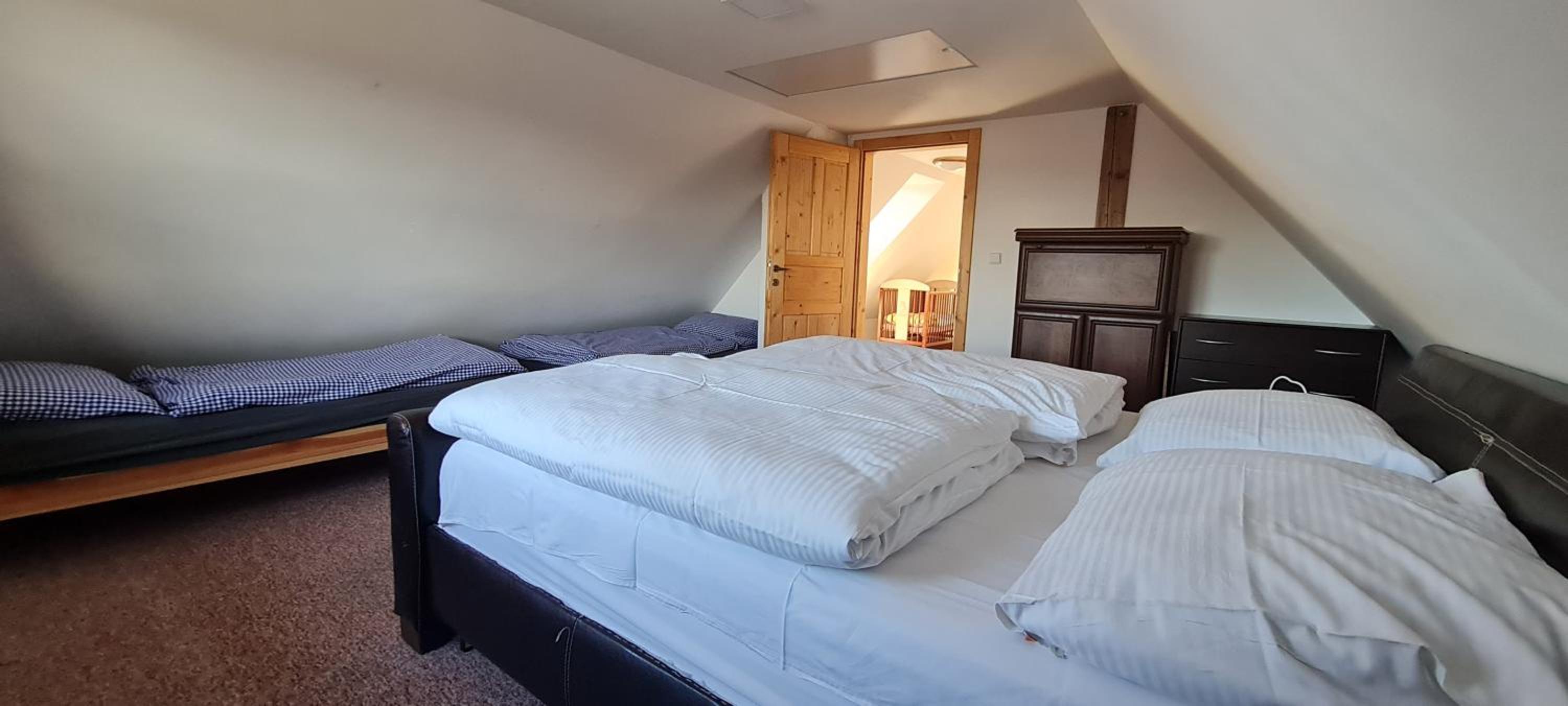 Five-Bedroom House photo 1