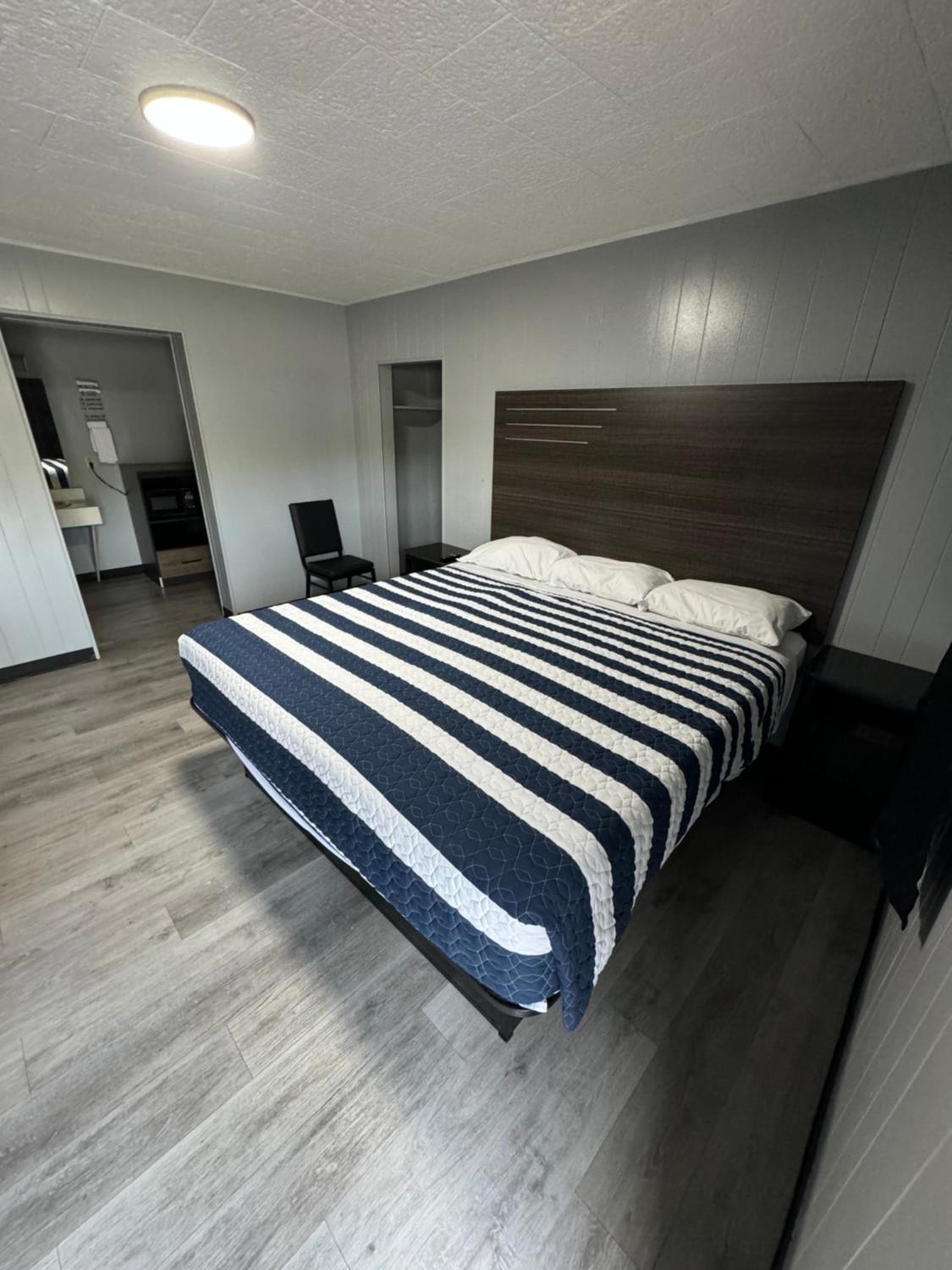 Deluxe King Room - Photo 5
