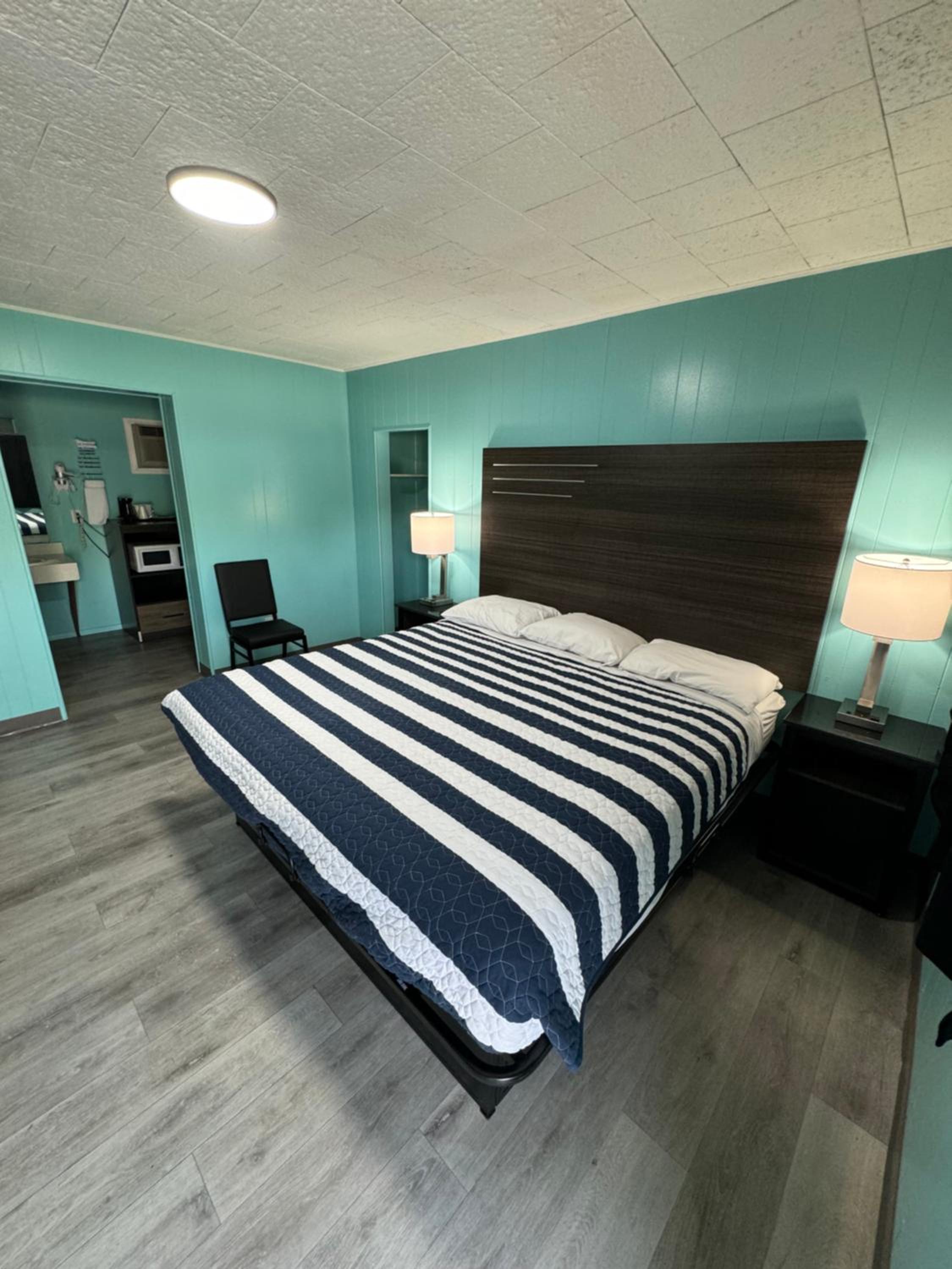 Deluxe King Room - Photo 2