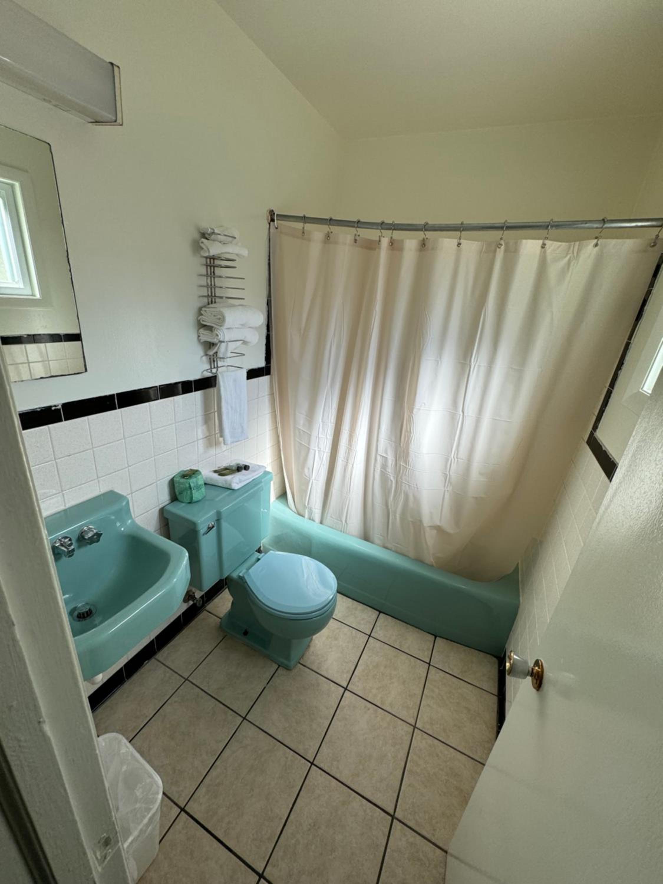 Deluxe King Room - Smoking photo 2
