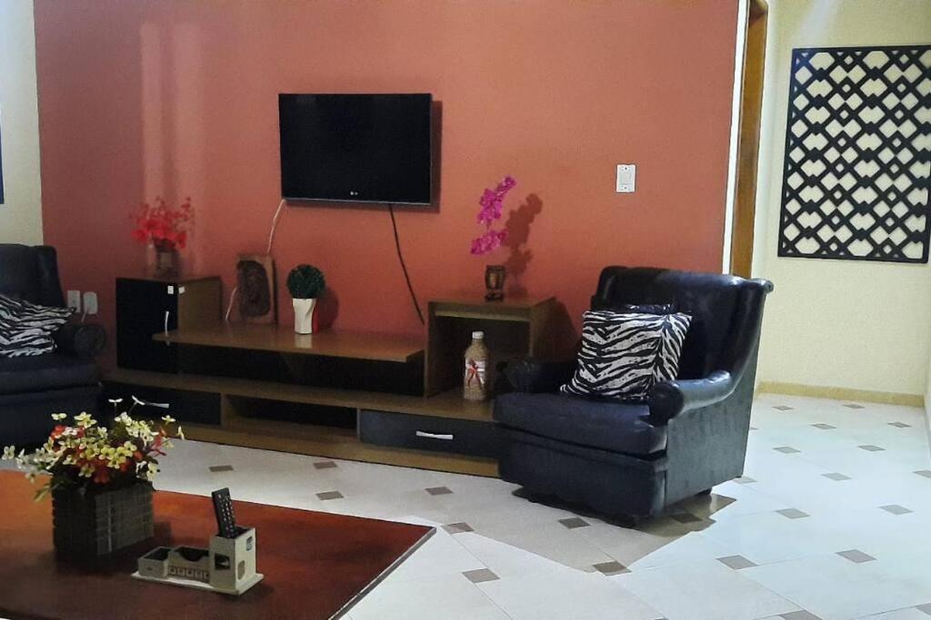 Five-Bedroom House photo 1