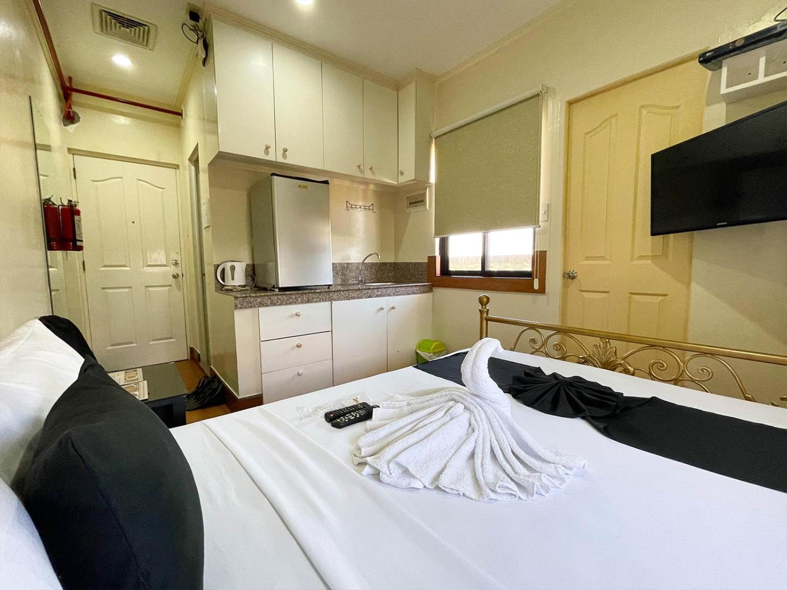 Standard Double Room - Photo 11