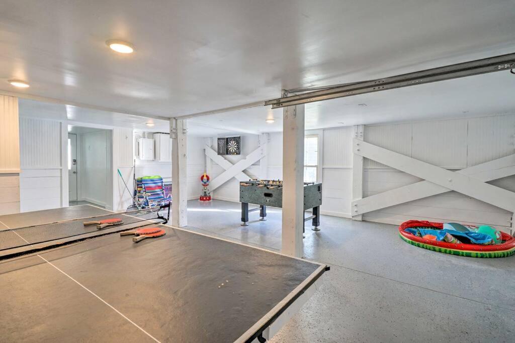 Six-Bedroom House photo 2