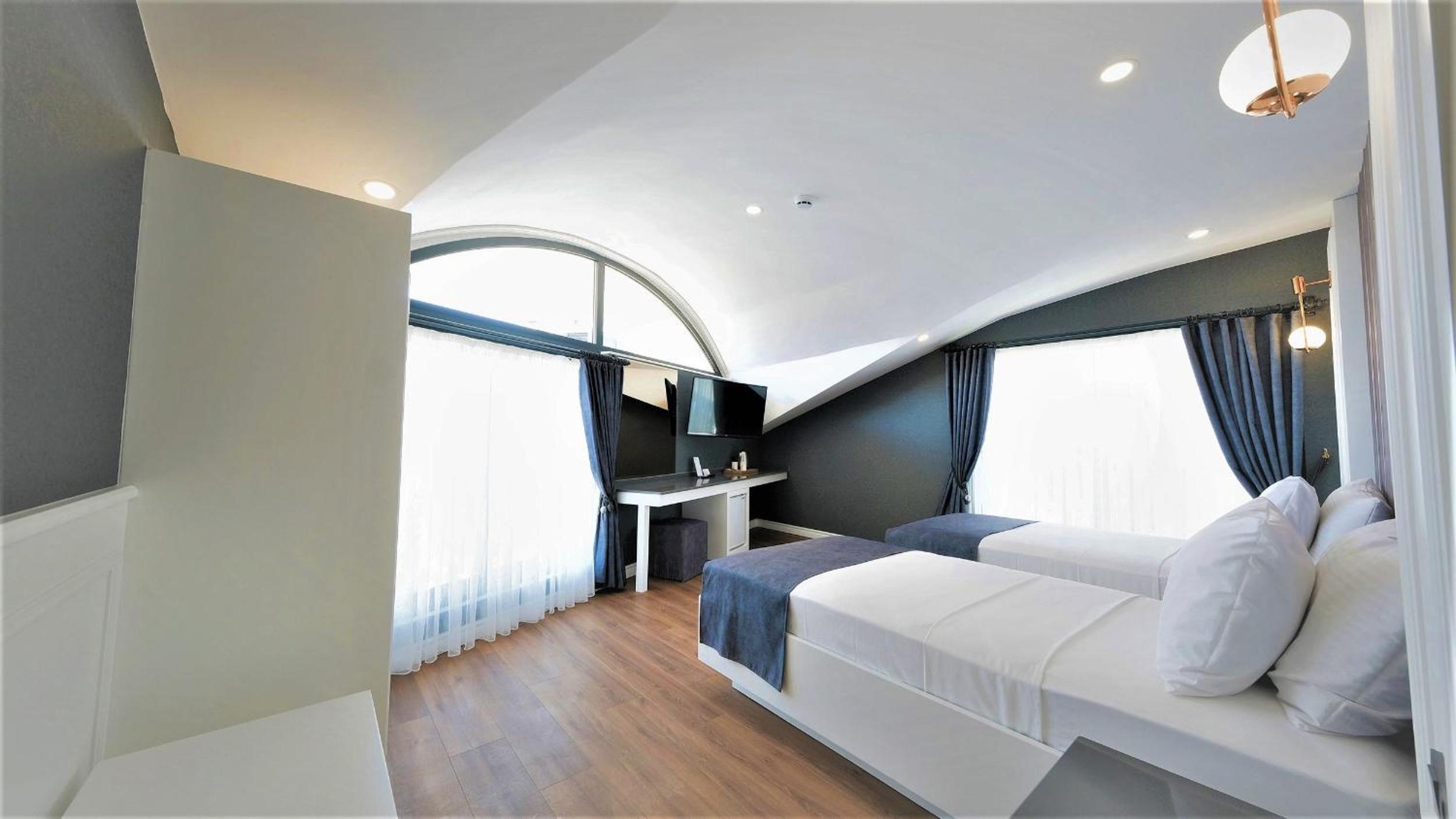 Superior Twin Room thumbnail 5