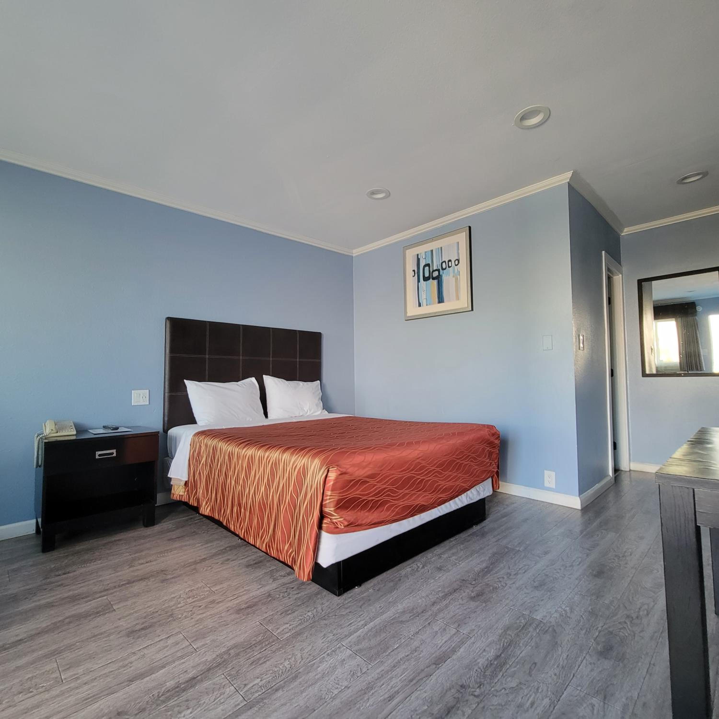 Standard Queen Room photo 2
