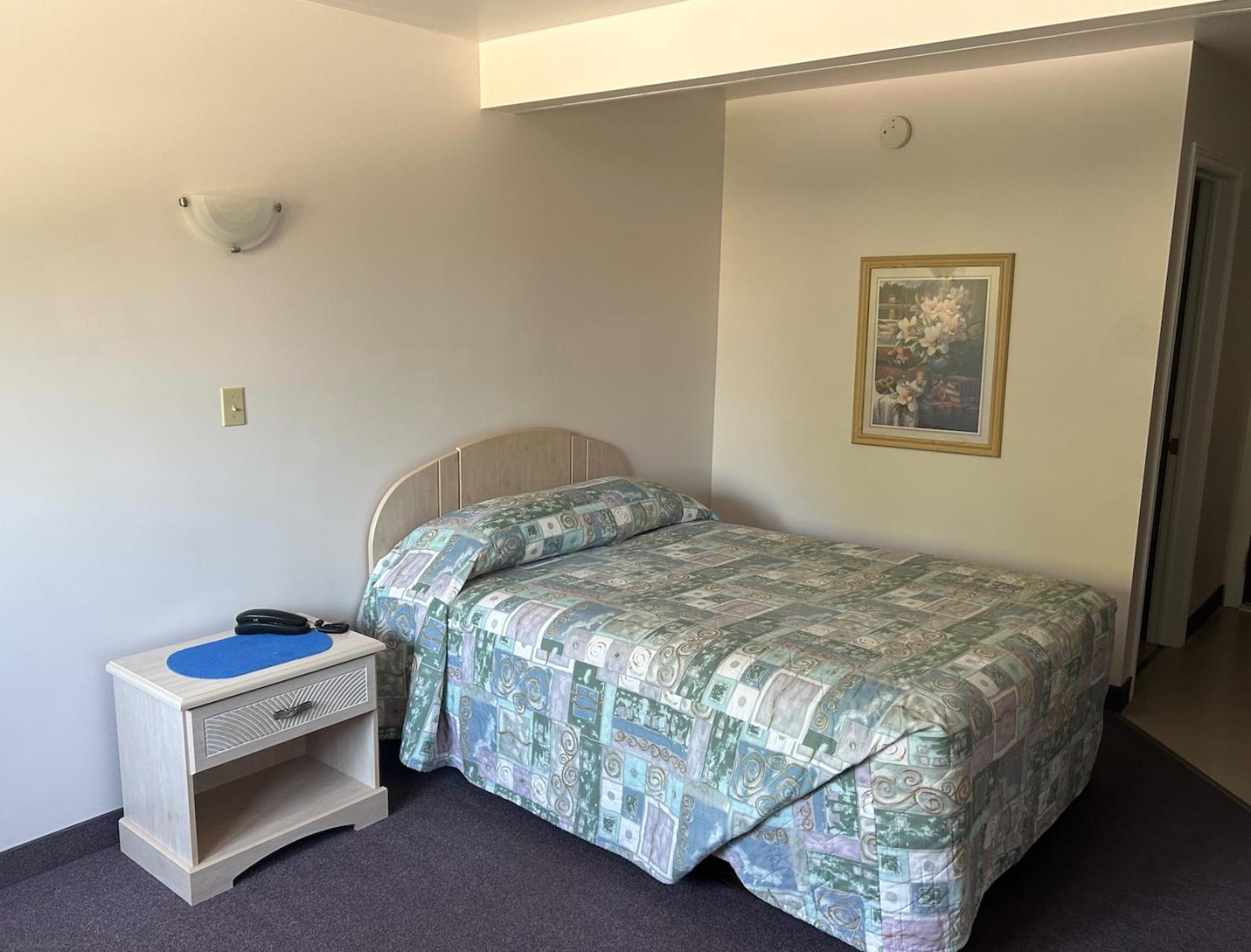 Queen Room photo 2