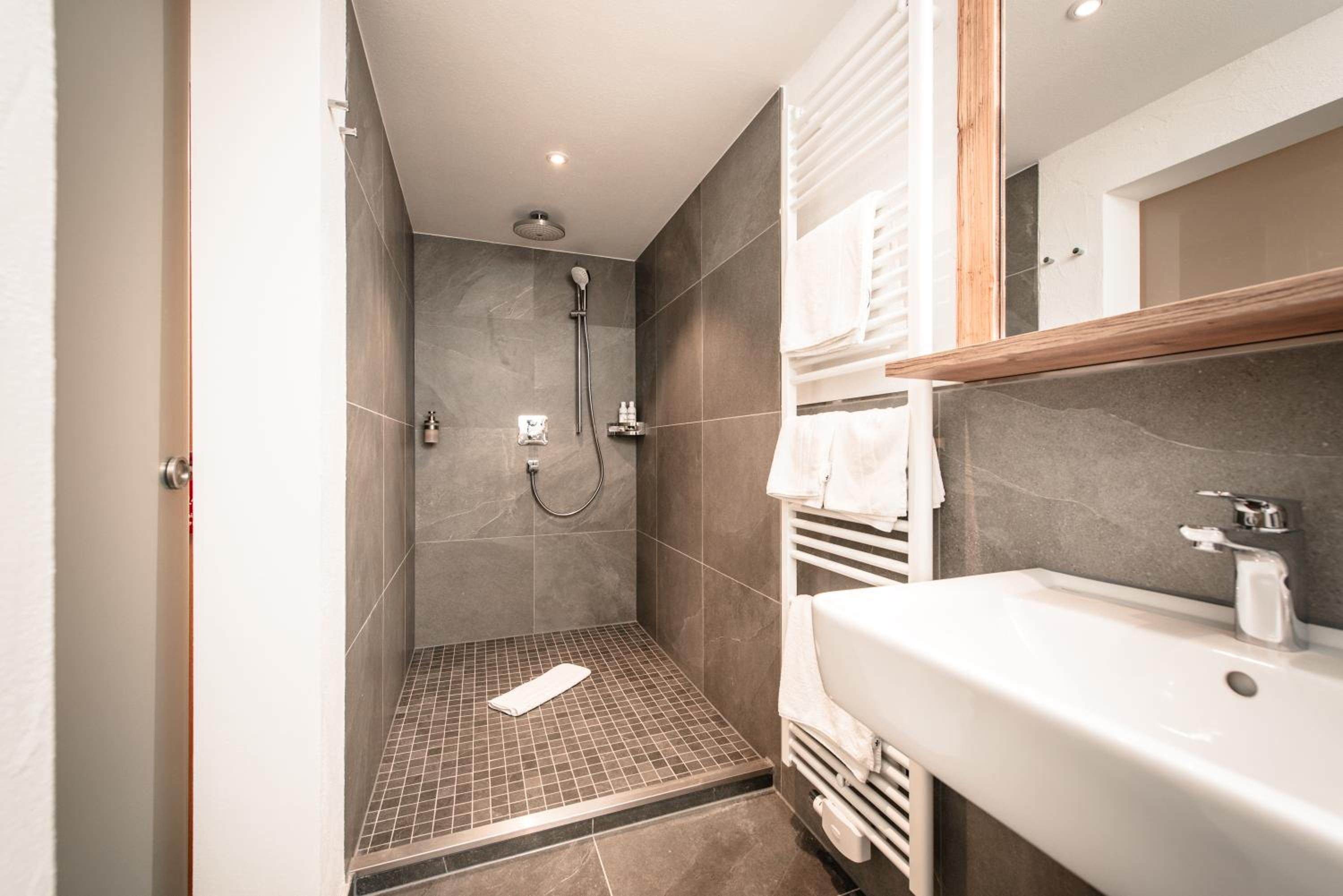 Budget Double Room with Balcony - Photo 5
