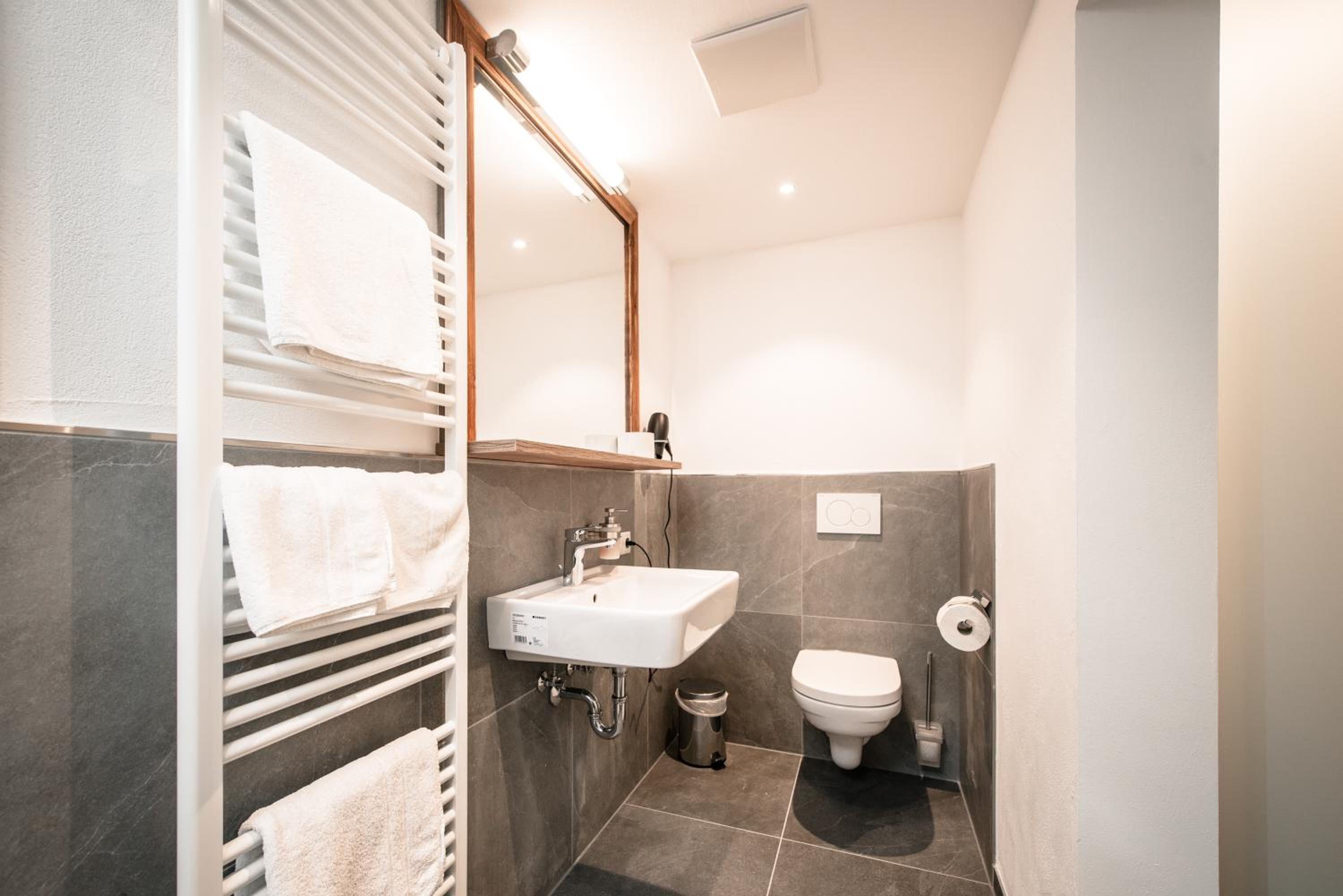 Budget Double Room with Balcony - Photo 4