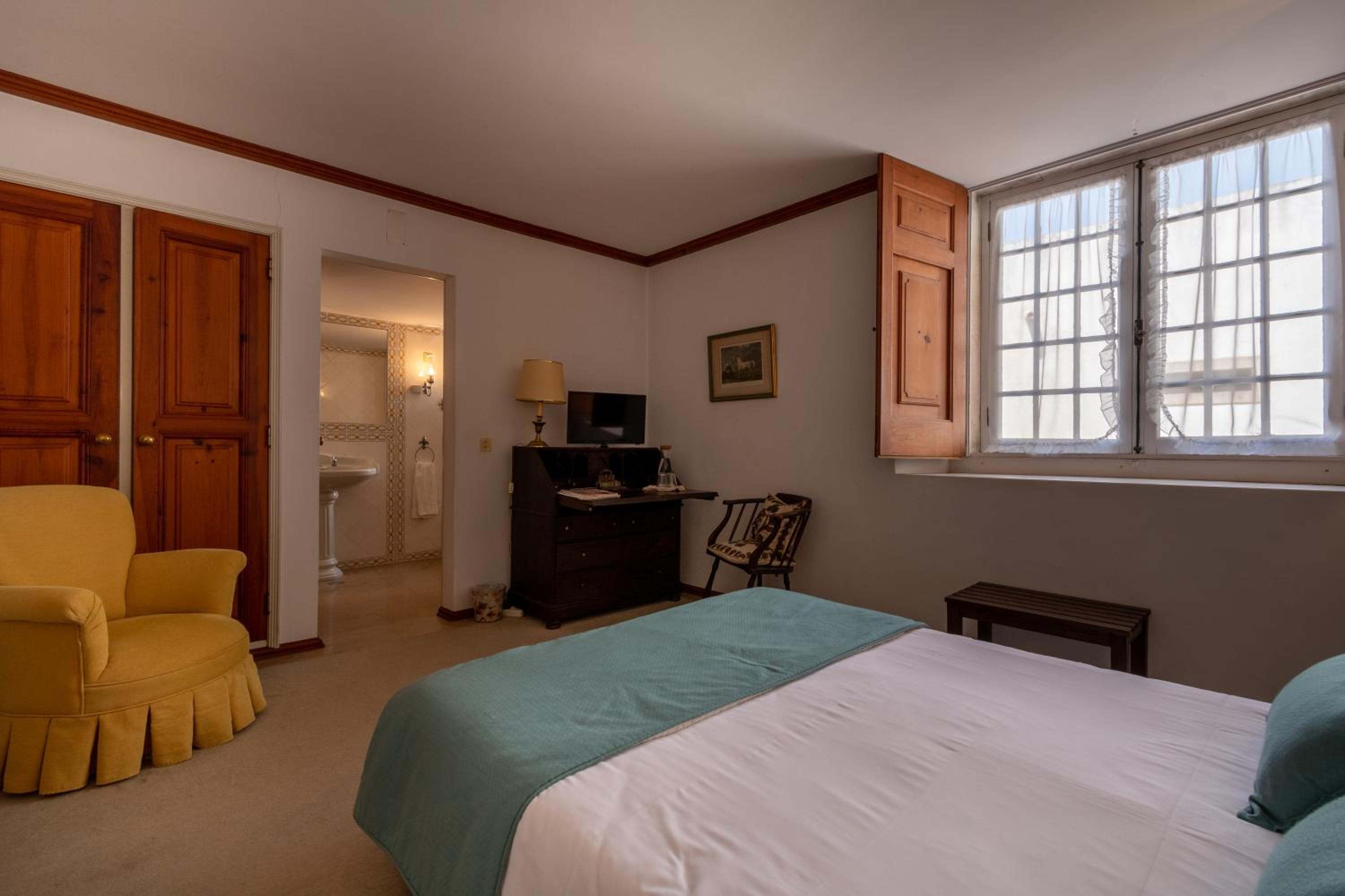 Standard Double or Twin Room - Photo 5