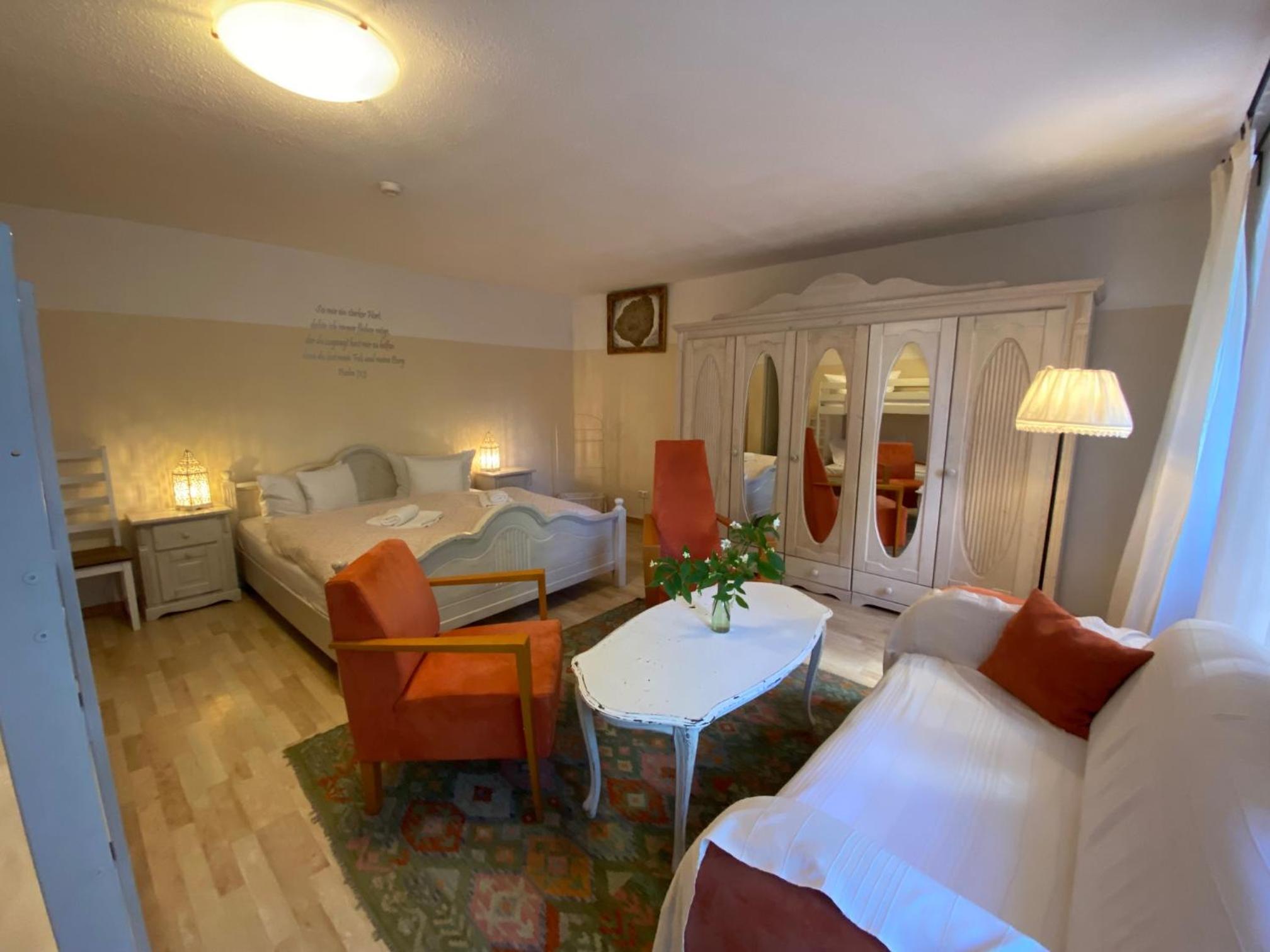 Family Room with Private Bathroom photo 3