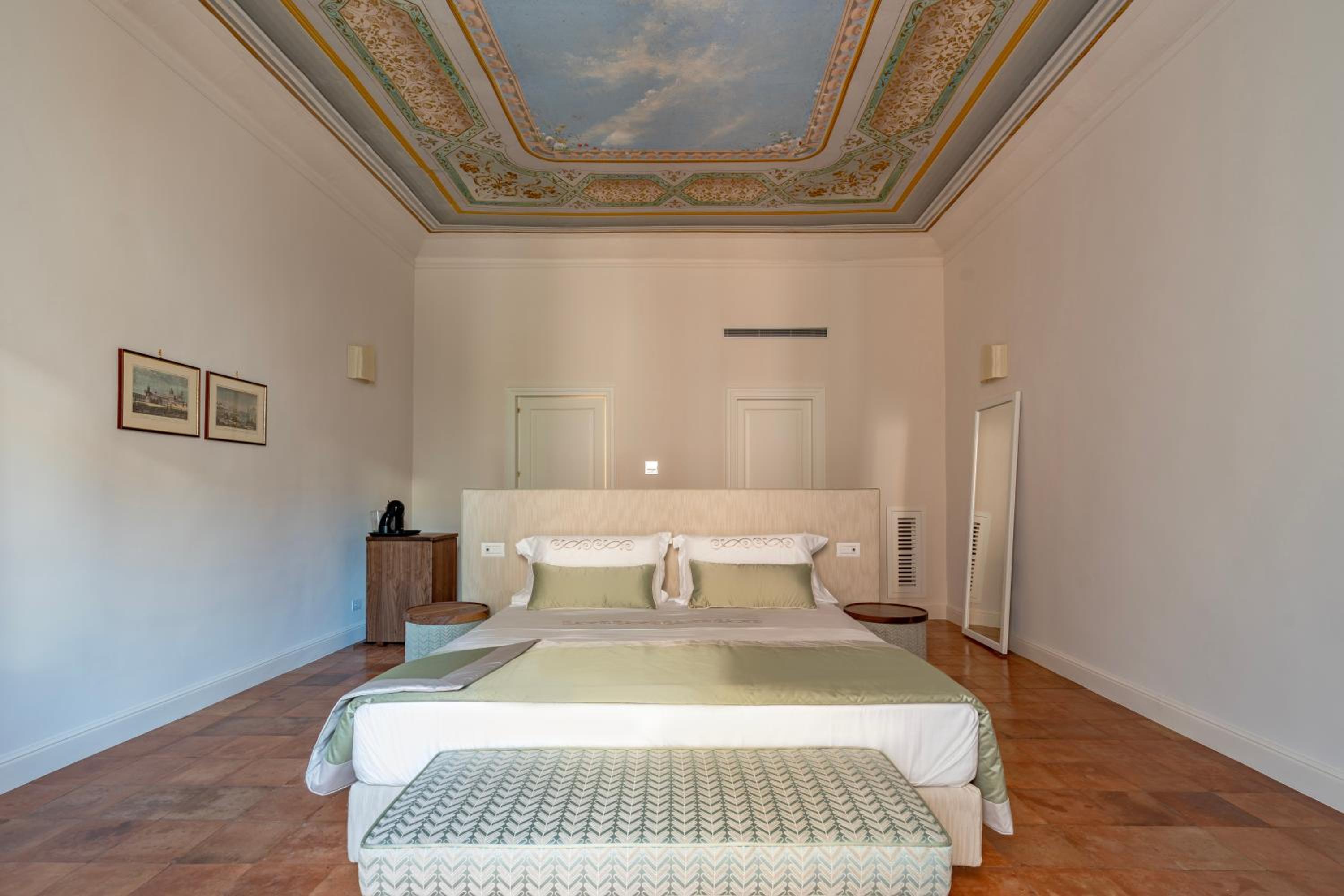 Deluxe King Room photo 1