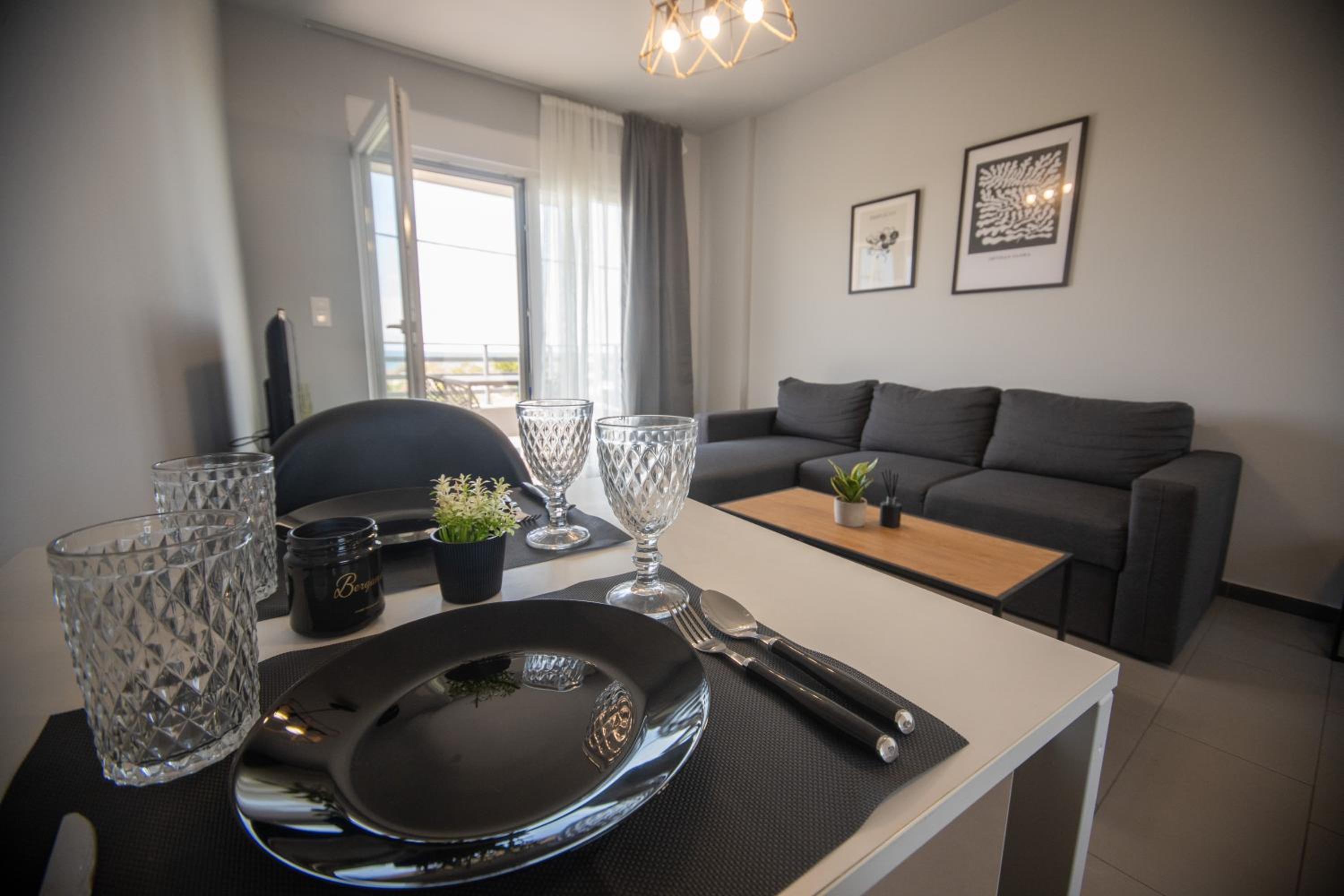 One-Bedroom Apartment with Sea View and Balcony photo 1