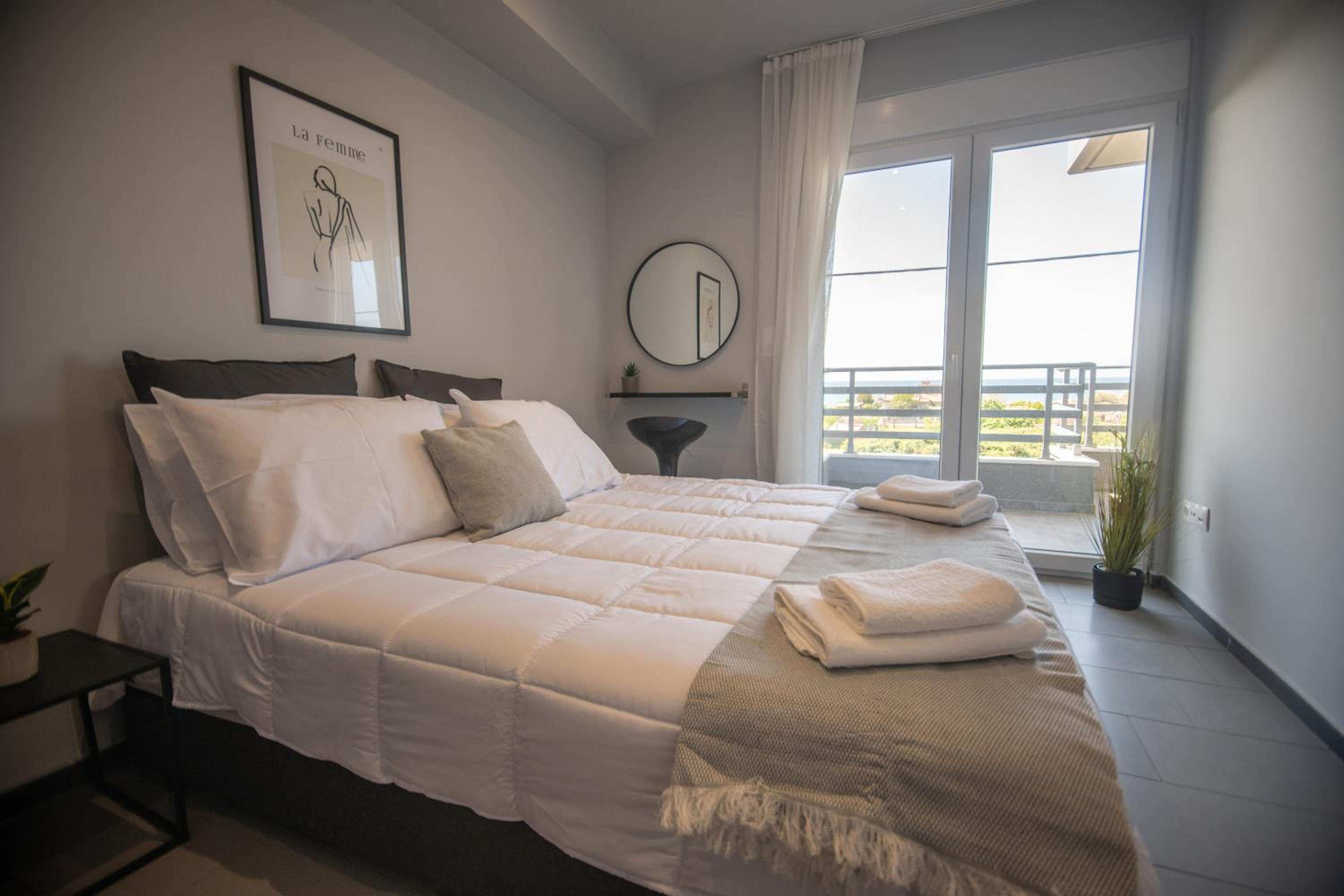 One-Bedroom Apartment with Sea View and Balcony photo 3