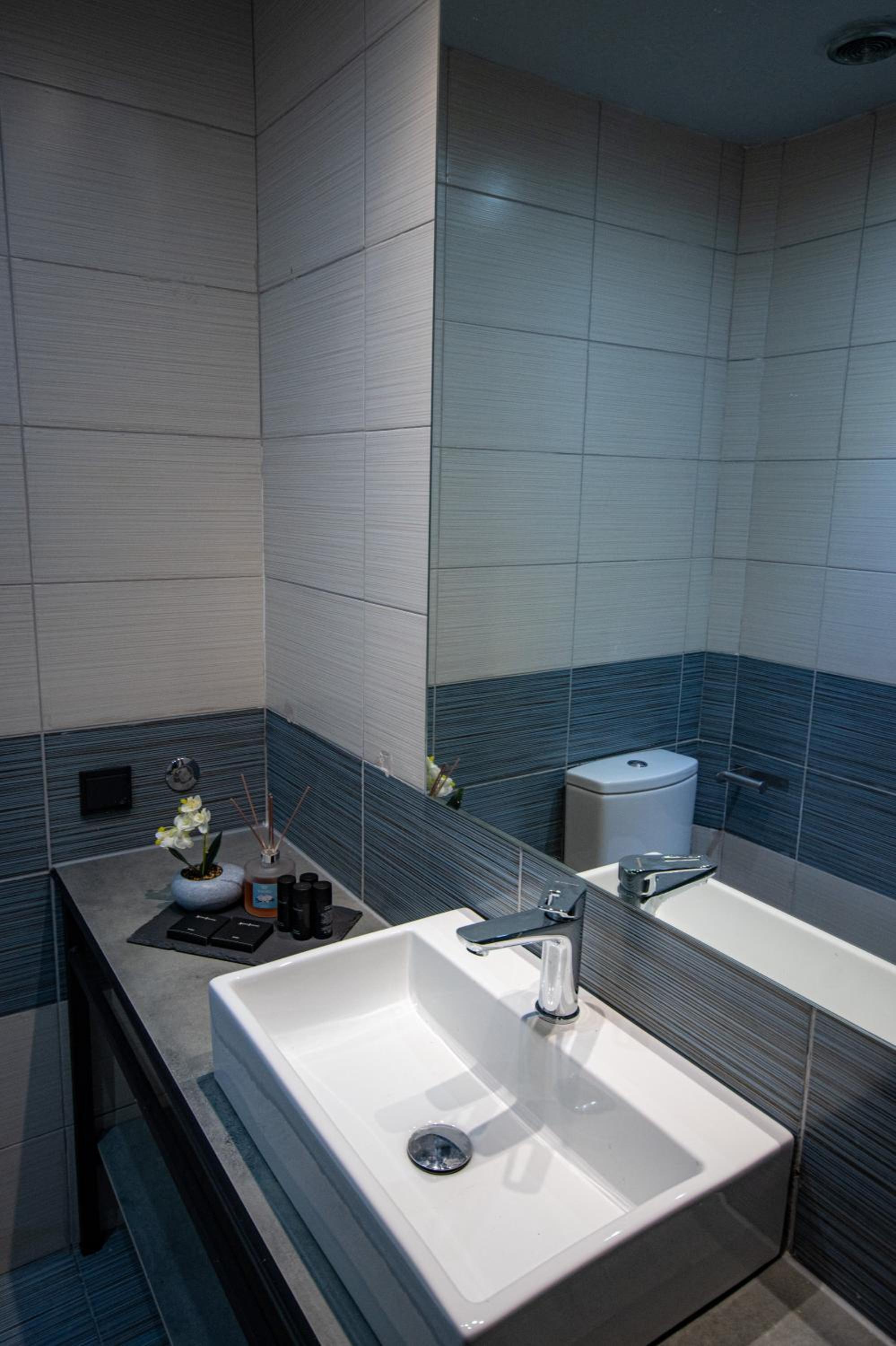 One-Bedroom Apartment with Balcony and Sea View photo 2