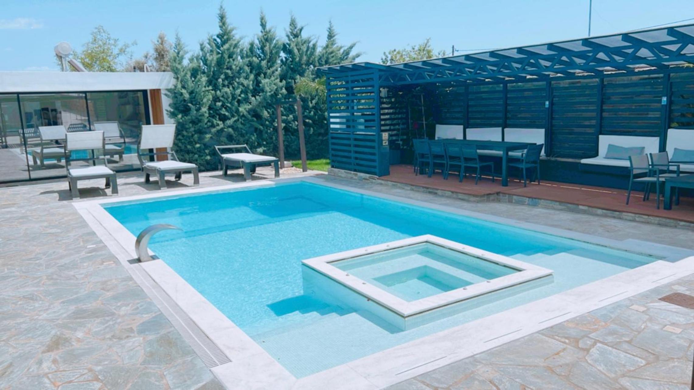 Villa with Private Pool - Photo 34