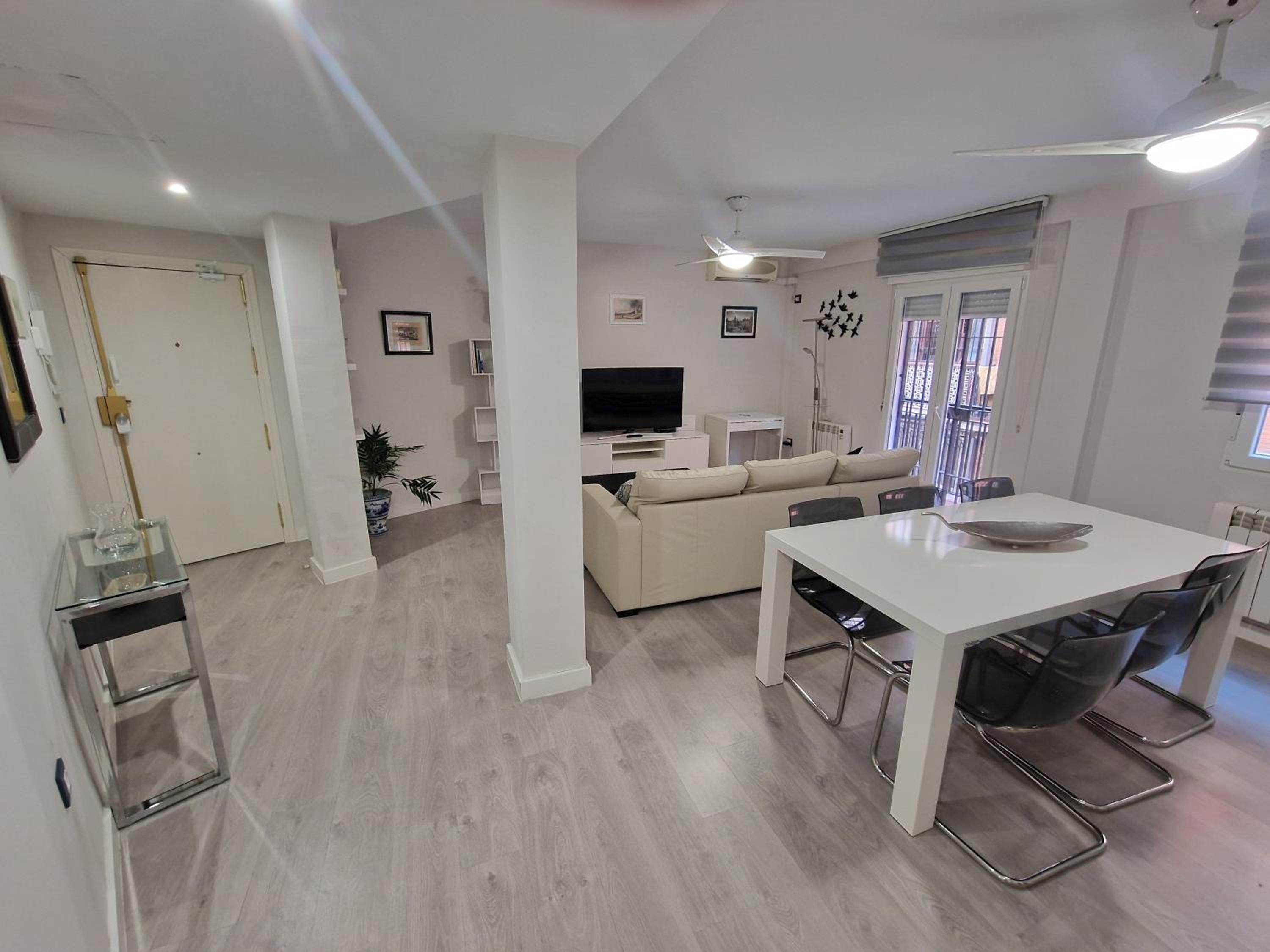 Apartamento de dos habitaciones con balcón