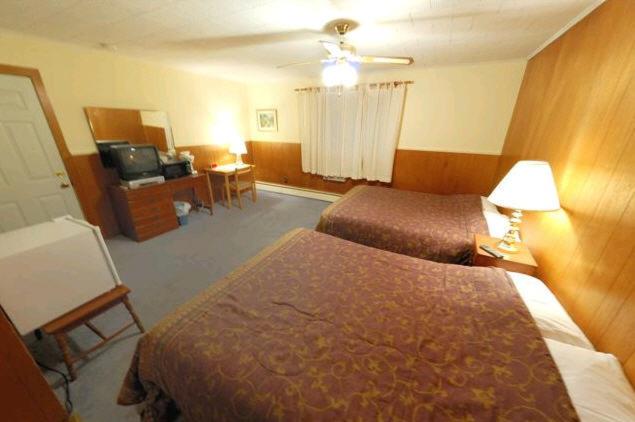 Queen Room with Two Queen Beds photo 2