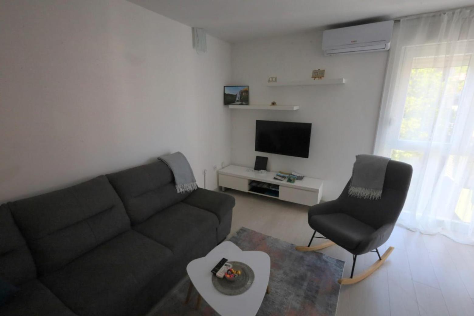 One-Bedroom Apartment photo 1
