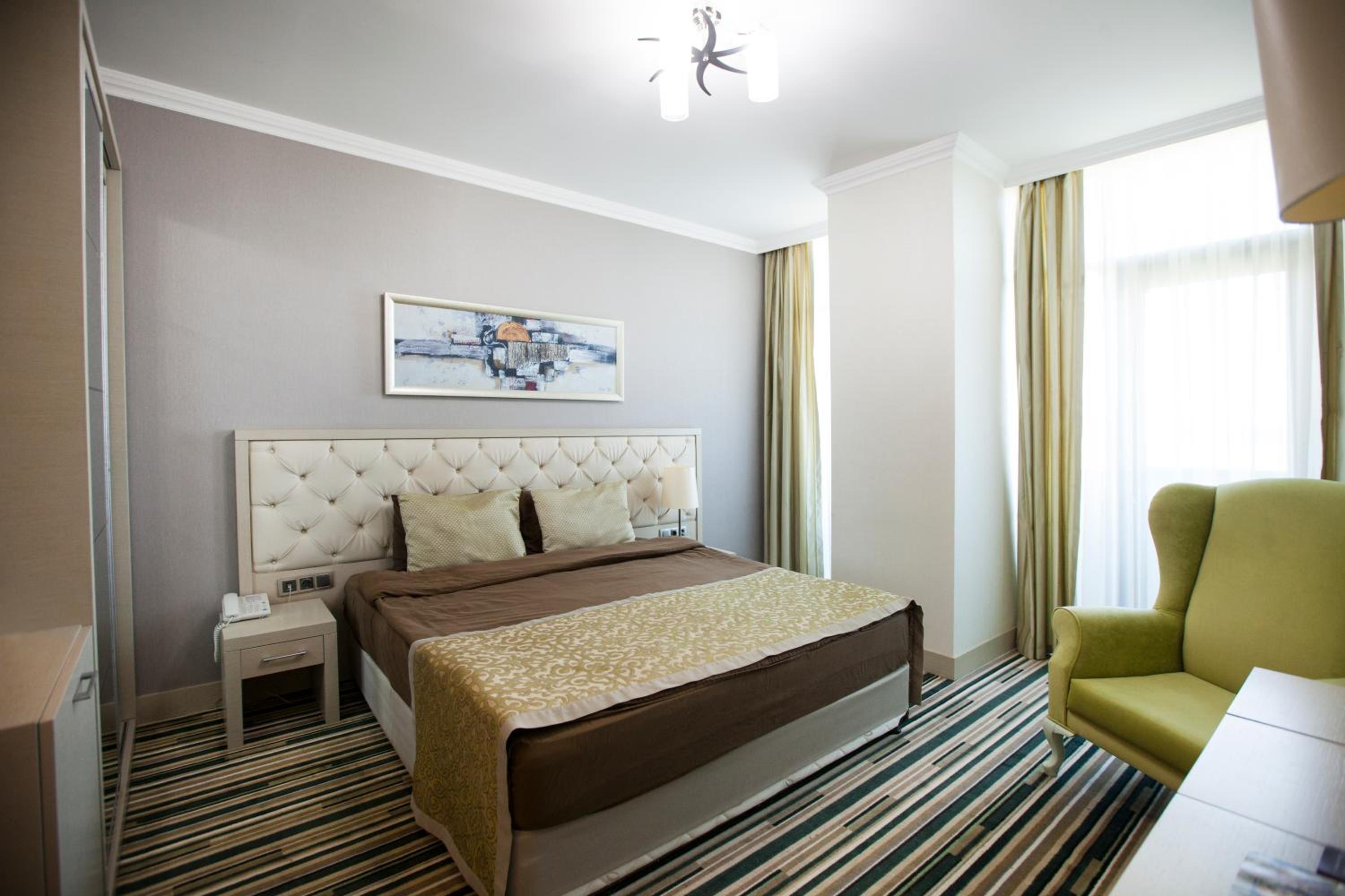 Standard King Room photo 3
