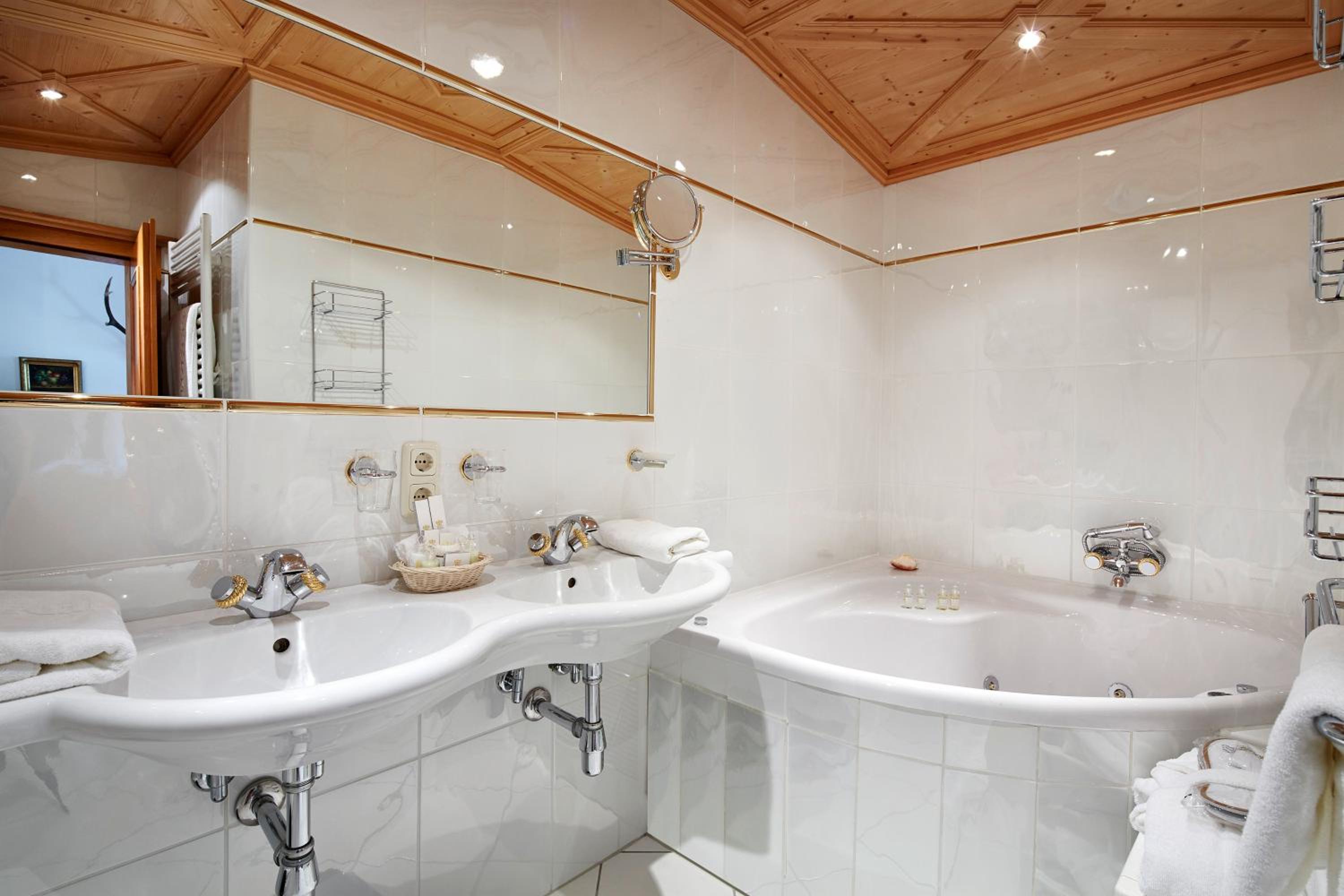 Deluxe Junior Suite - Photo 3