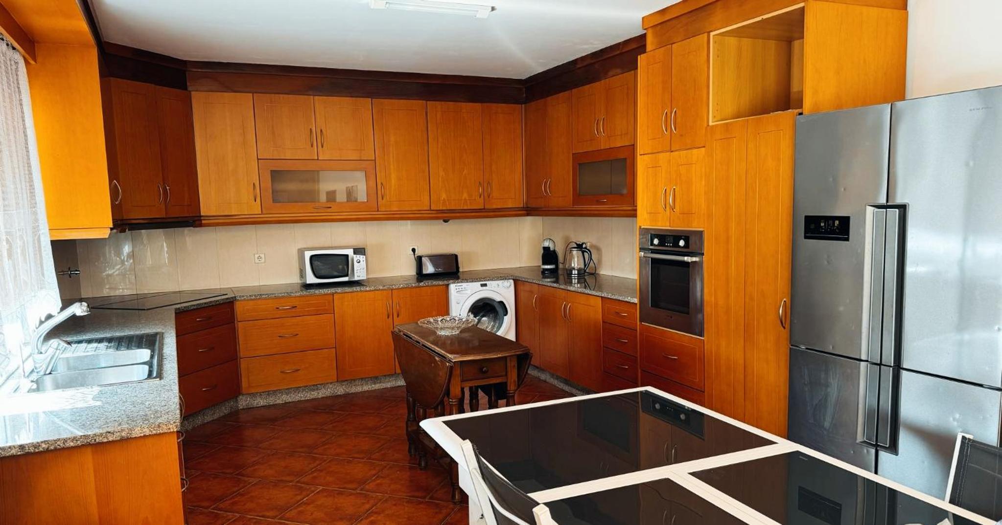 Six-Bedroom House - Photo 15