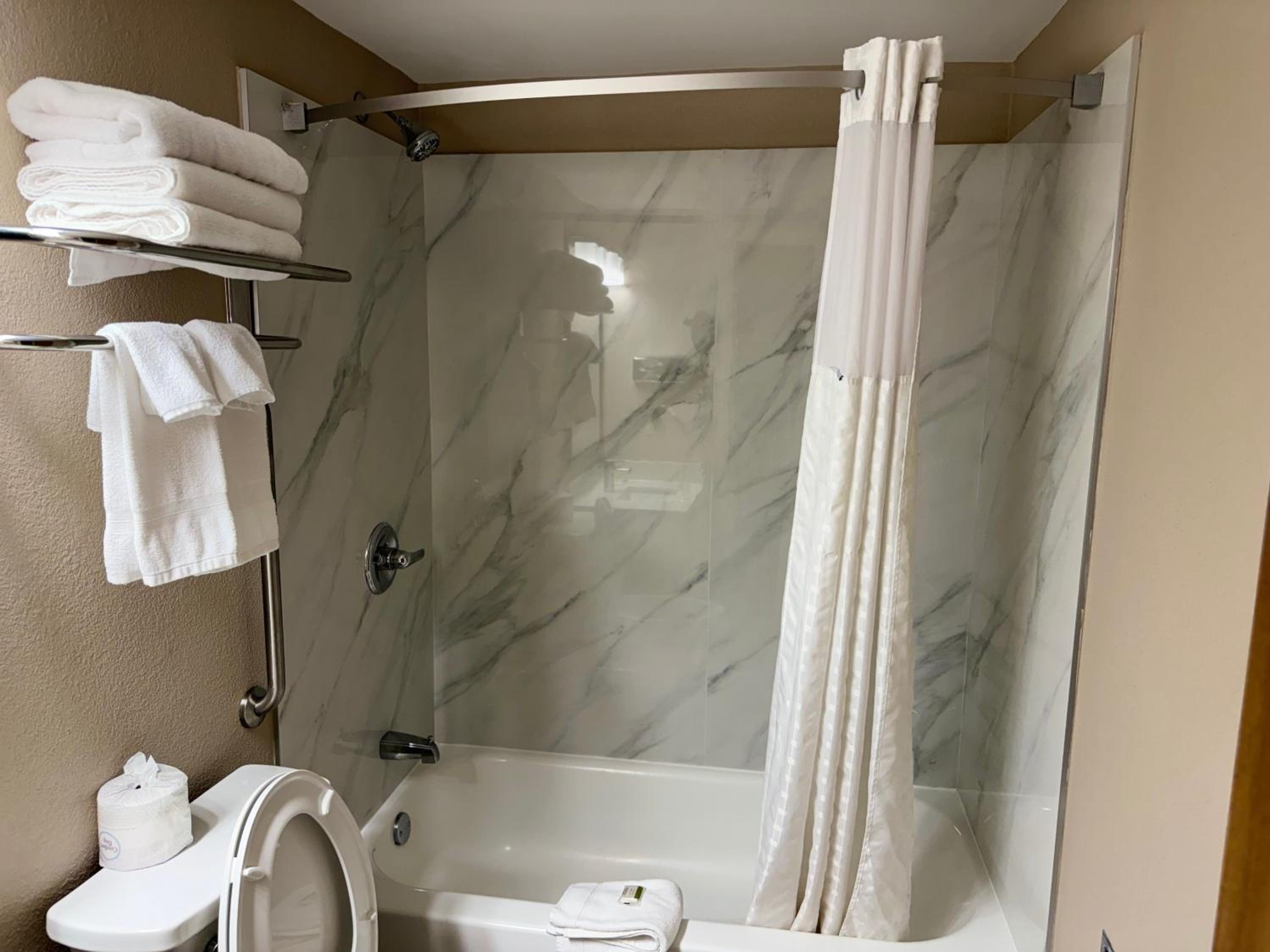Queen Room with Two Queen Beds - Non-Smoking - Photo 2